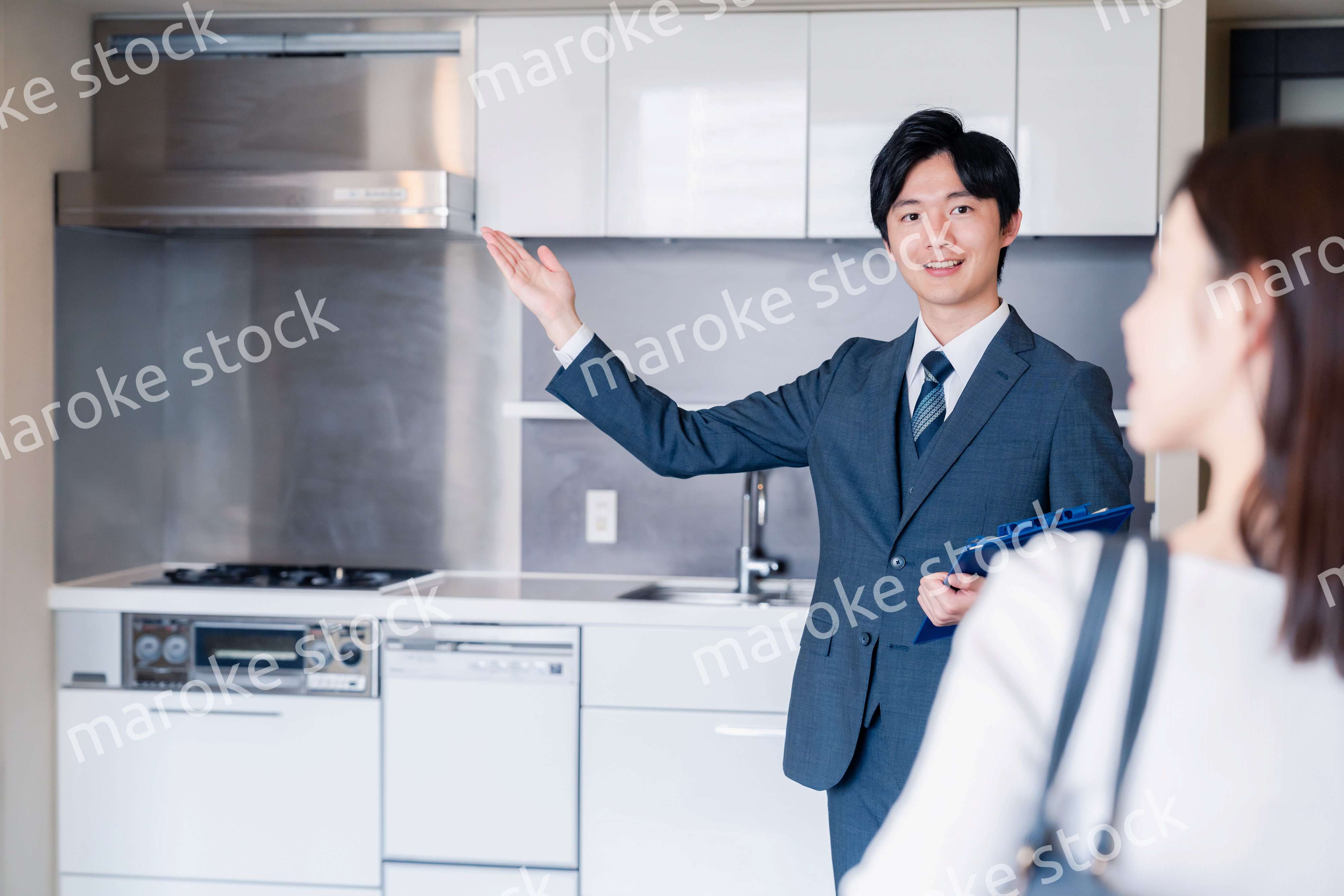 マンションの中を案内する不動産会社の男性