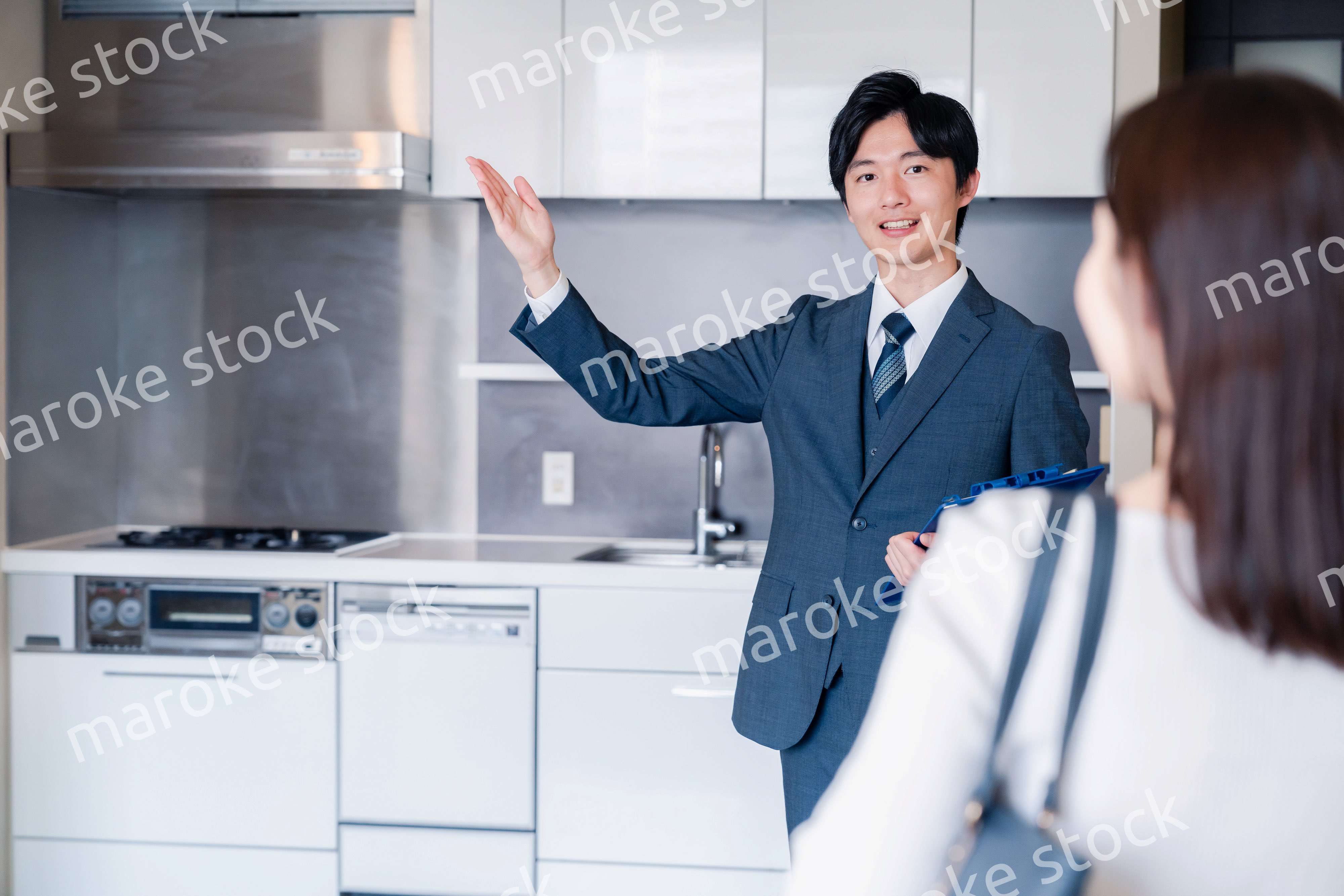 マンションの中を案内する不動産会社の男性