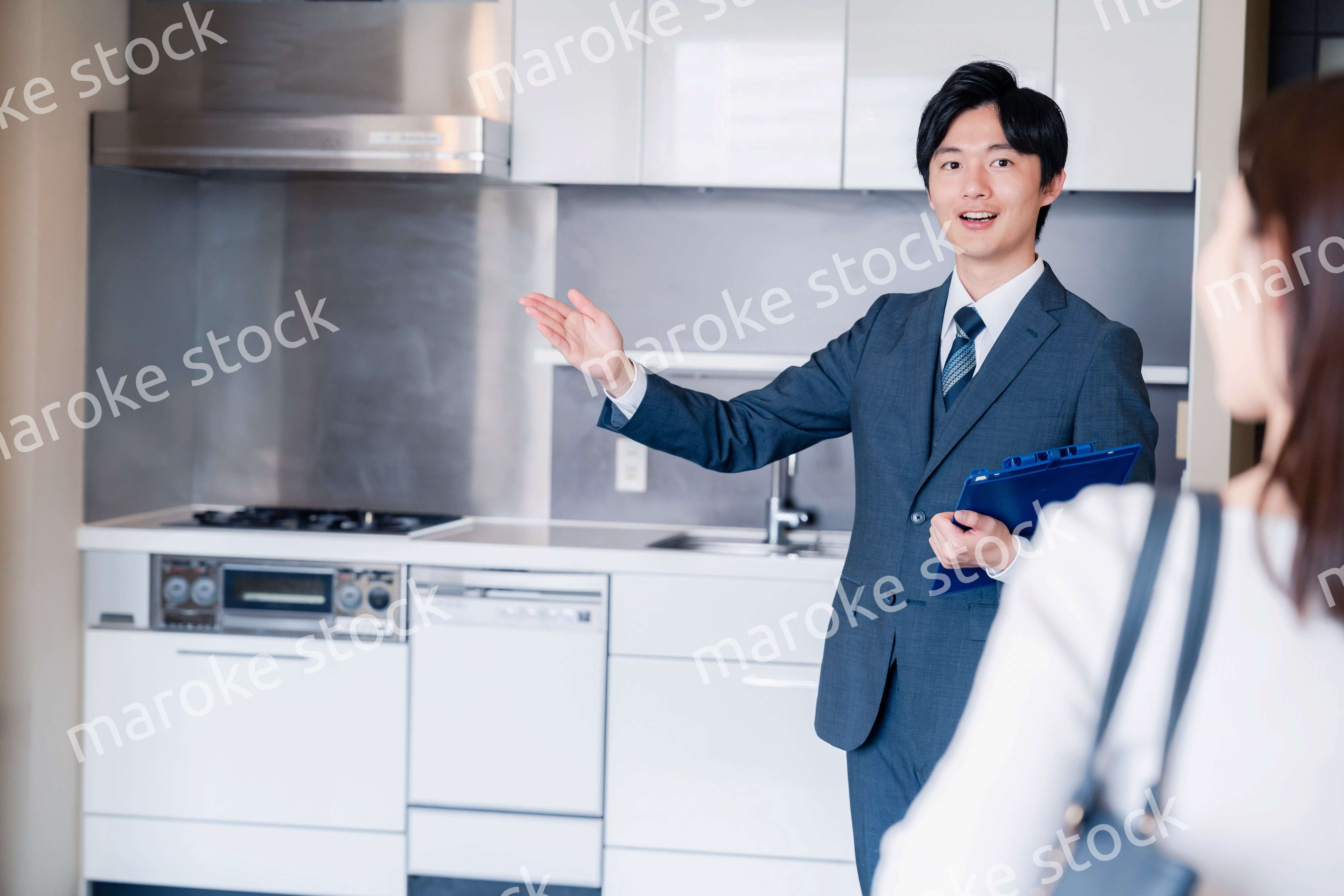 マンションの中を案内する不動産会社の男性