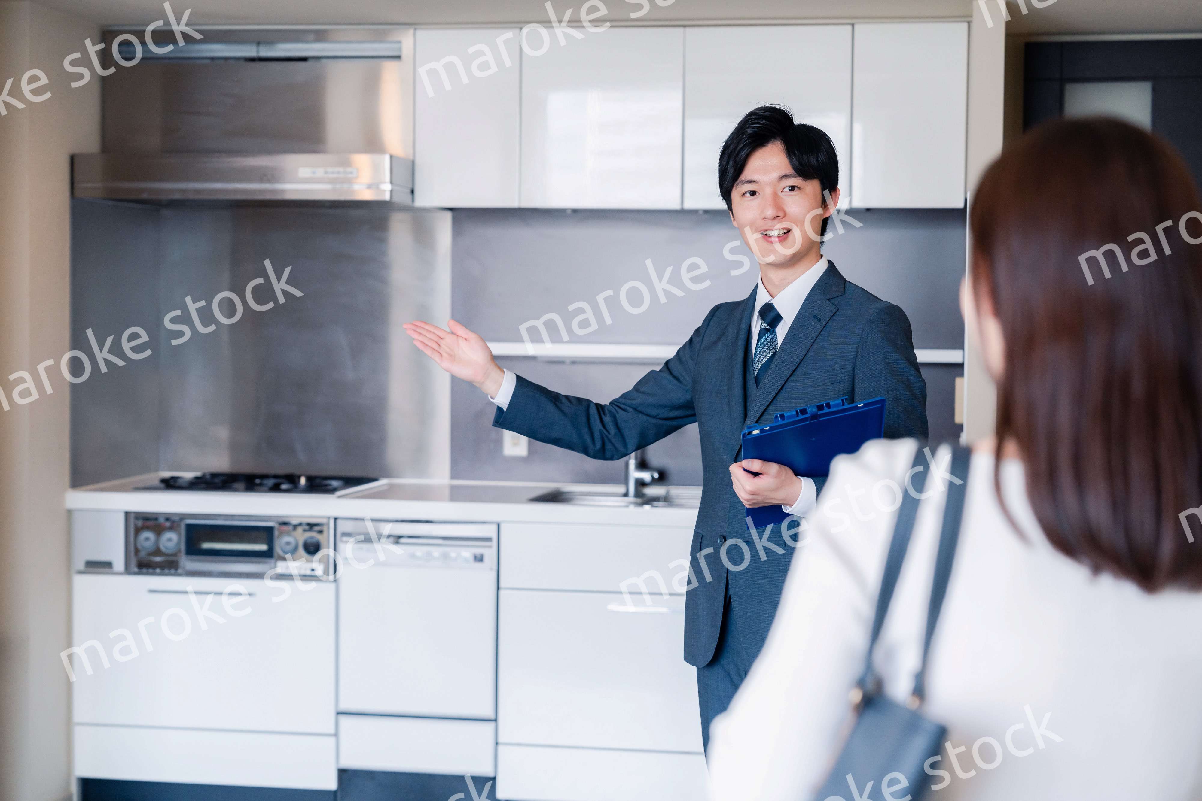 マンションの中を案内する不動産会社の男性