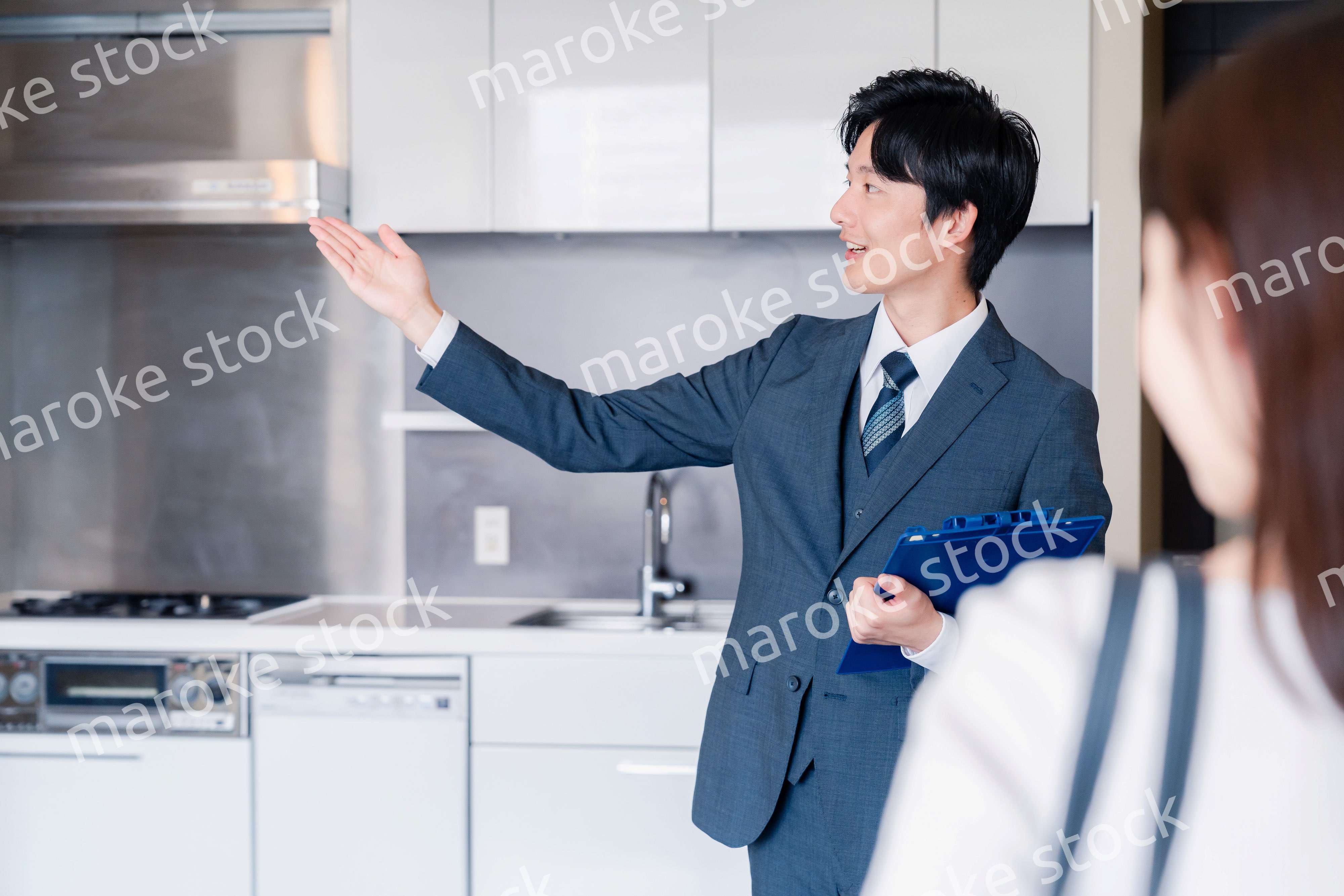 マンションの中を案内する不動産会社の男性