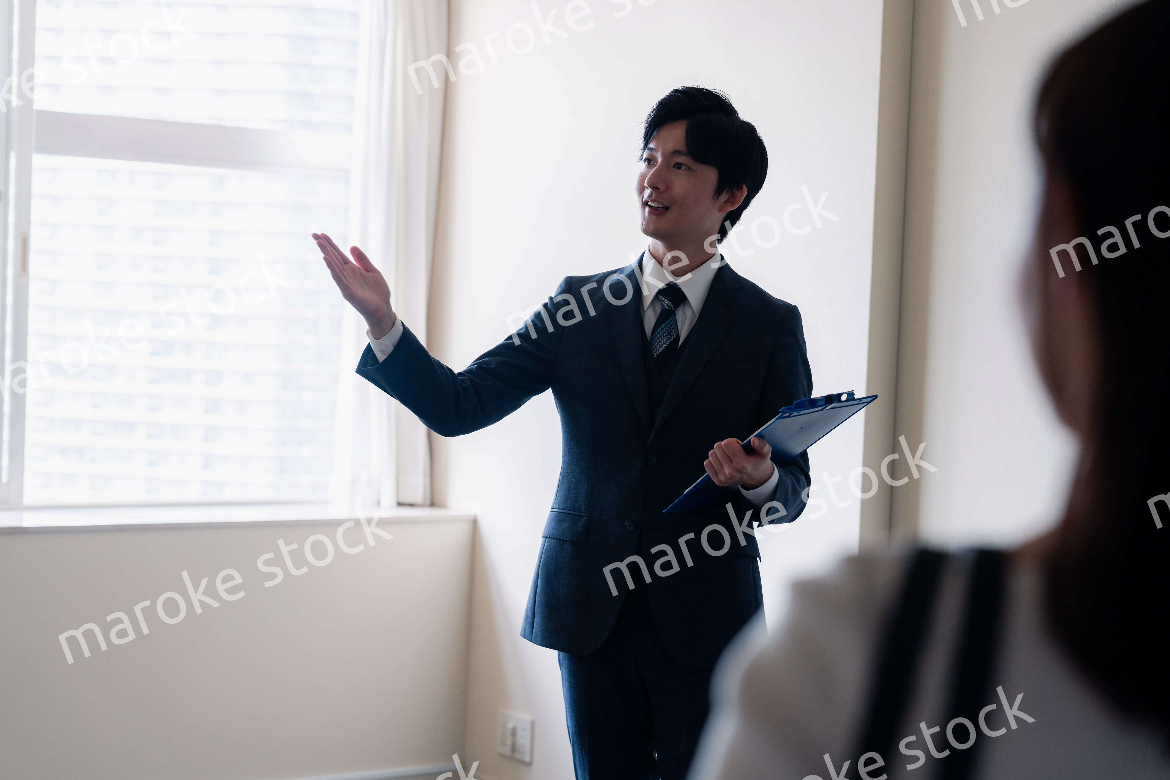 マンションの中を案内する不動産会社の男性