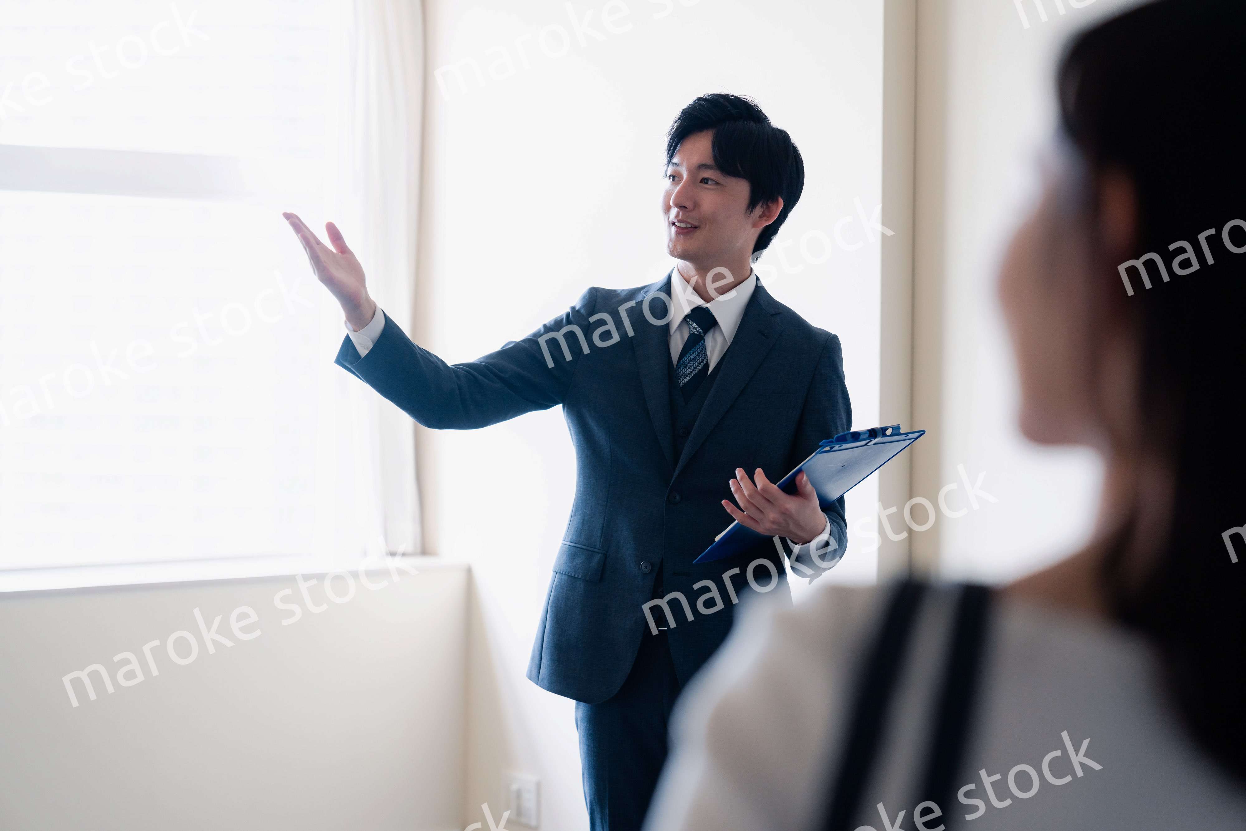 マンションの中を案内する不動産会社の男性