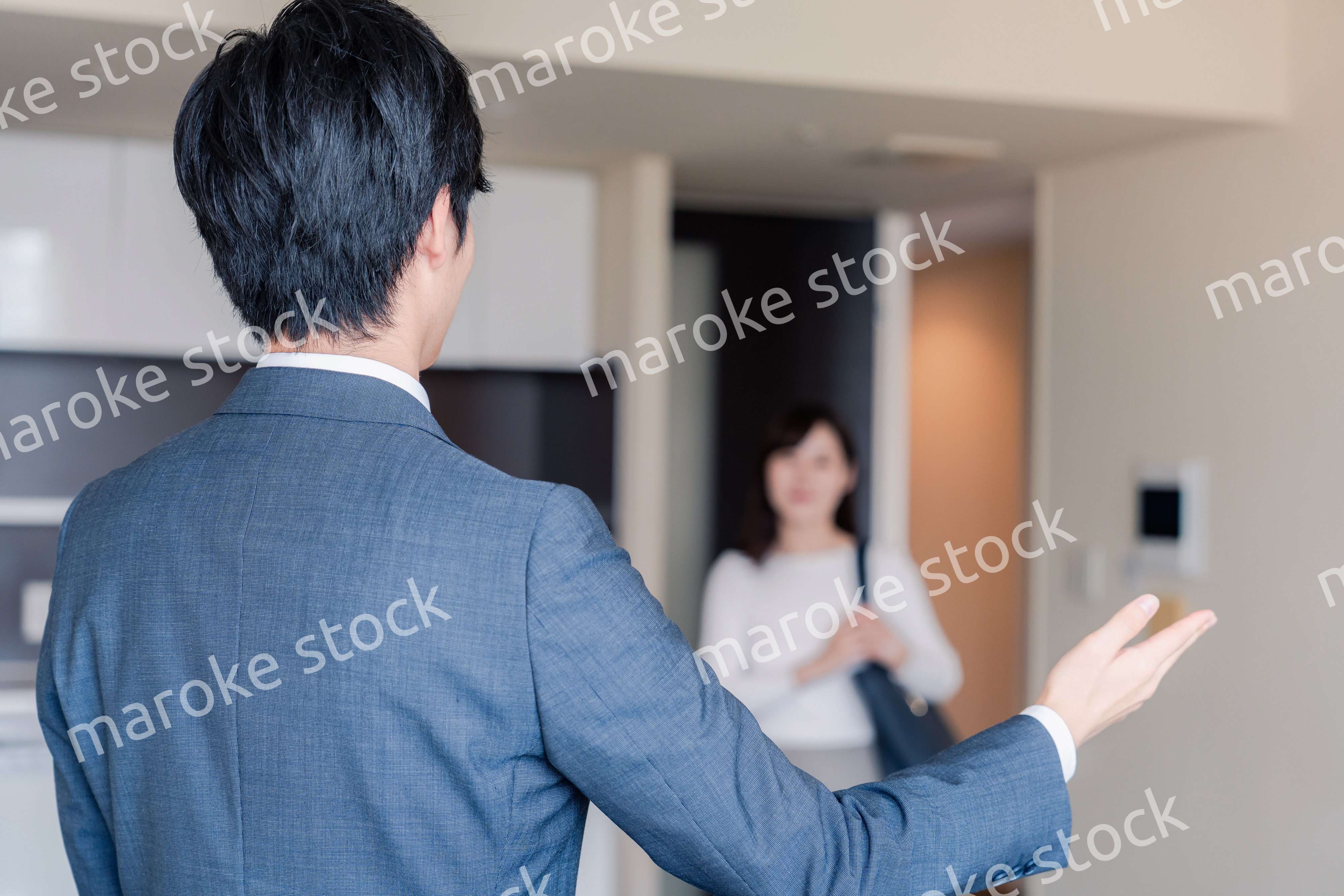 マンションの中を案内する不動産会社の男性