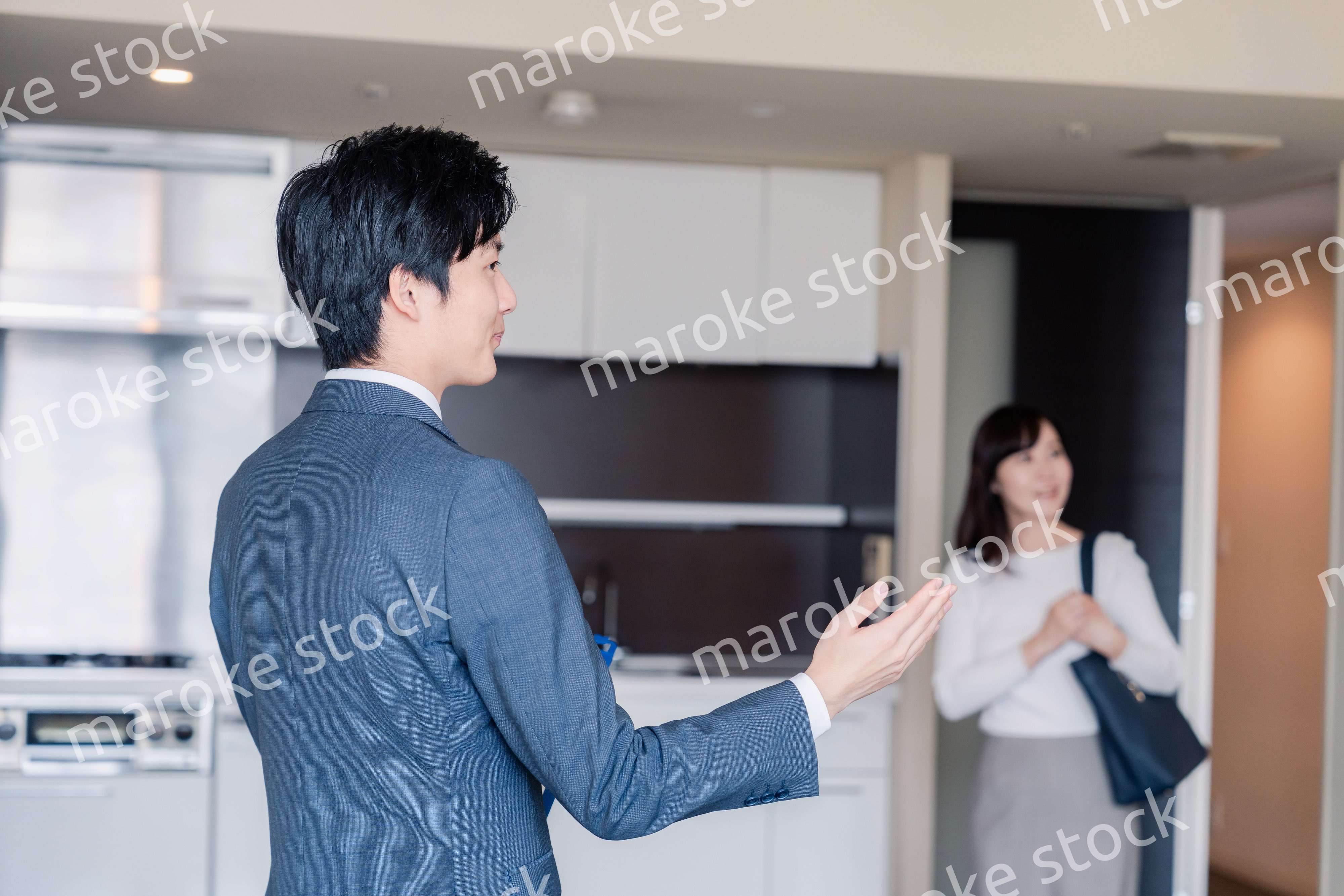 マンションの中を案内する不動産会社の男性