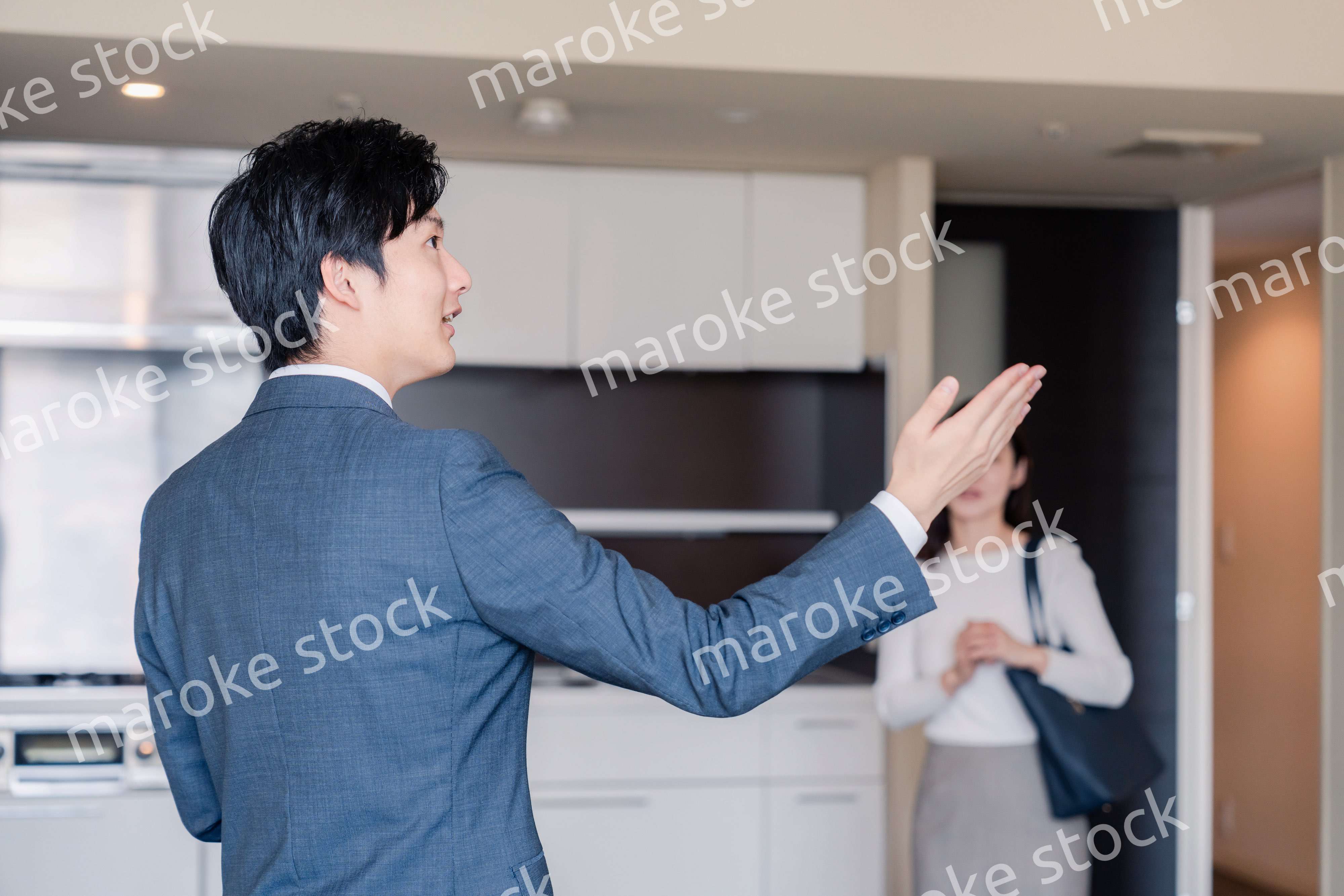 マンションの中を案内する不動産会社の男性