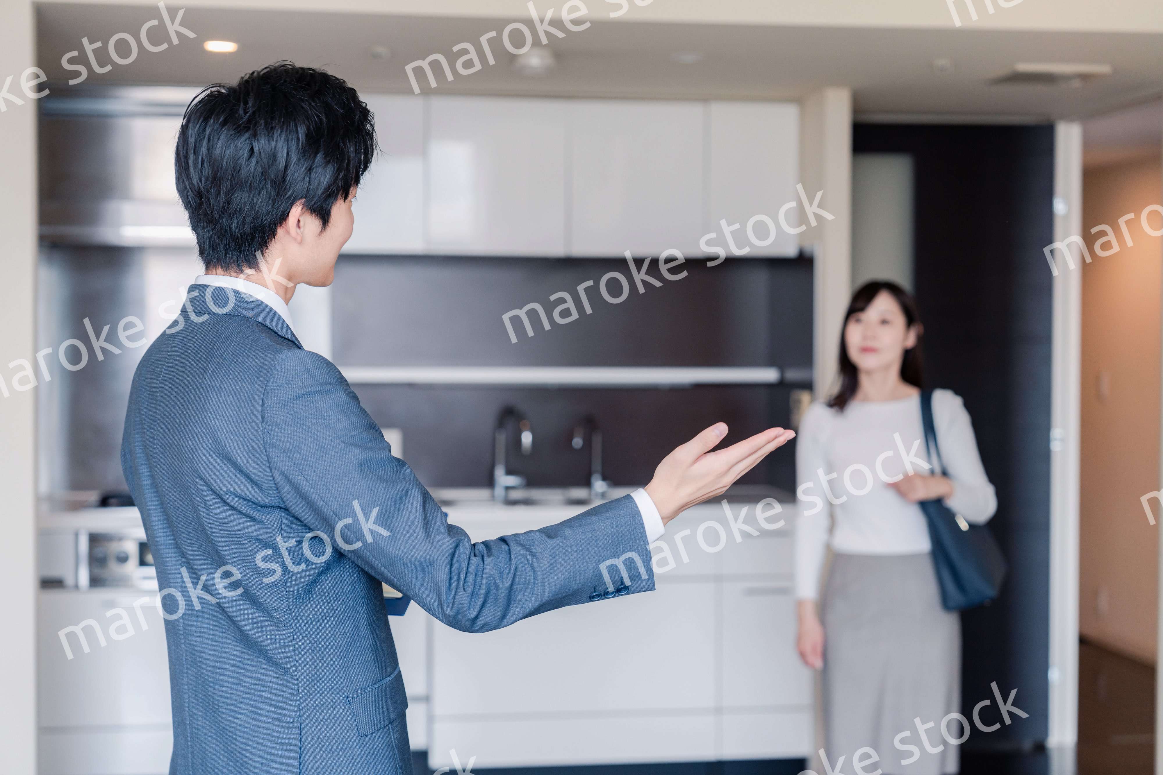 マンションの中を案内する不動産会社の男性
