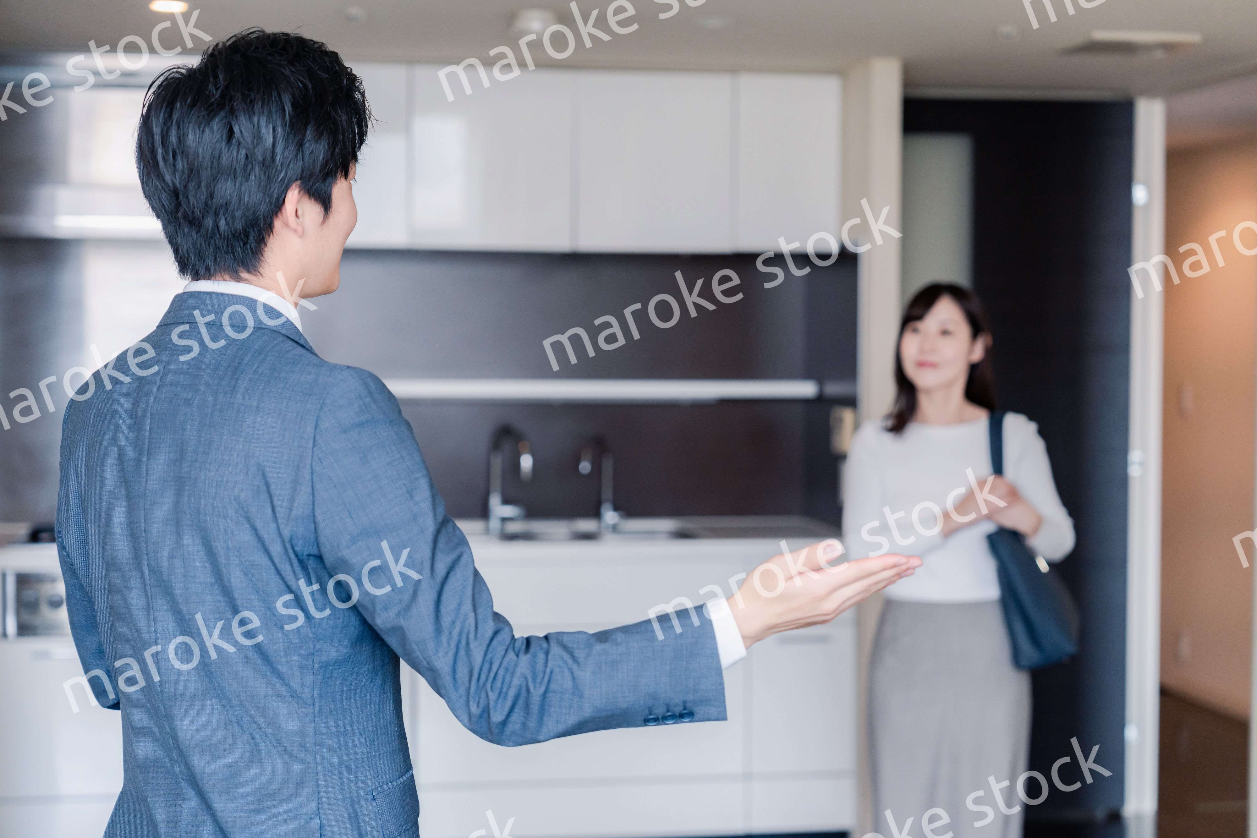 マンションの中を案内する不動産会社の男性