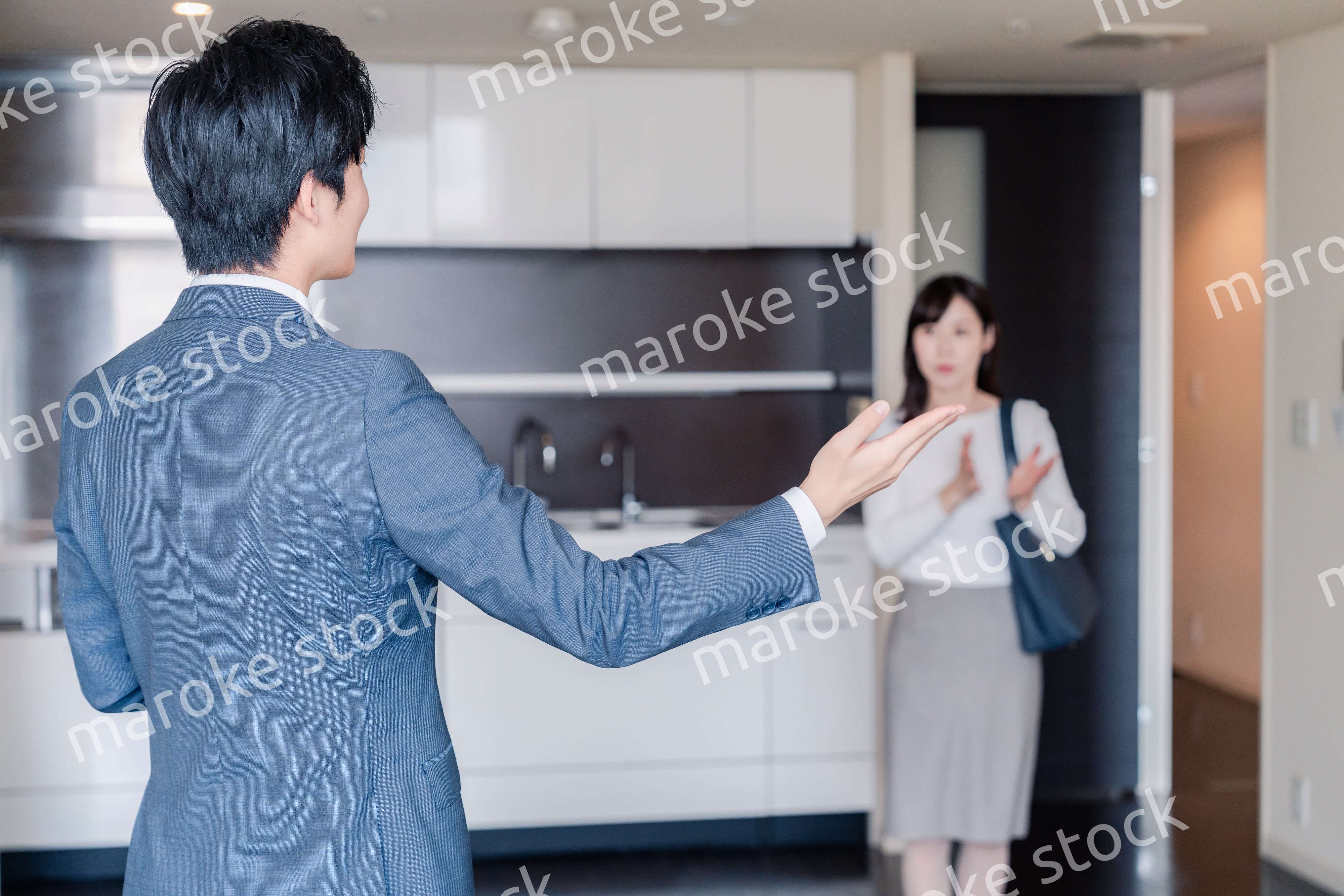 マンションの中を案内する不動産会社の男性