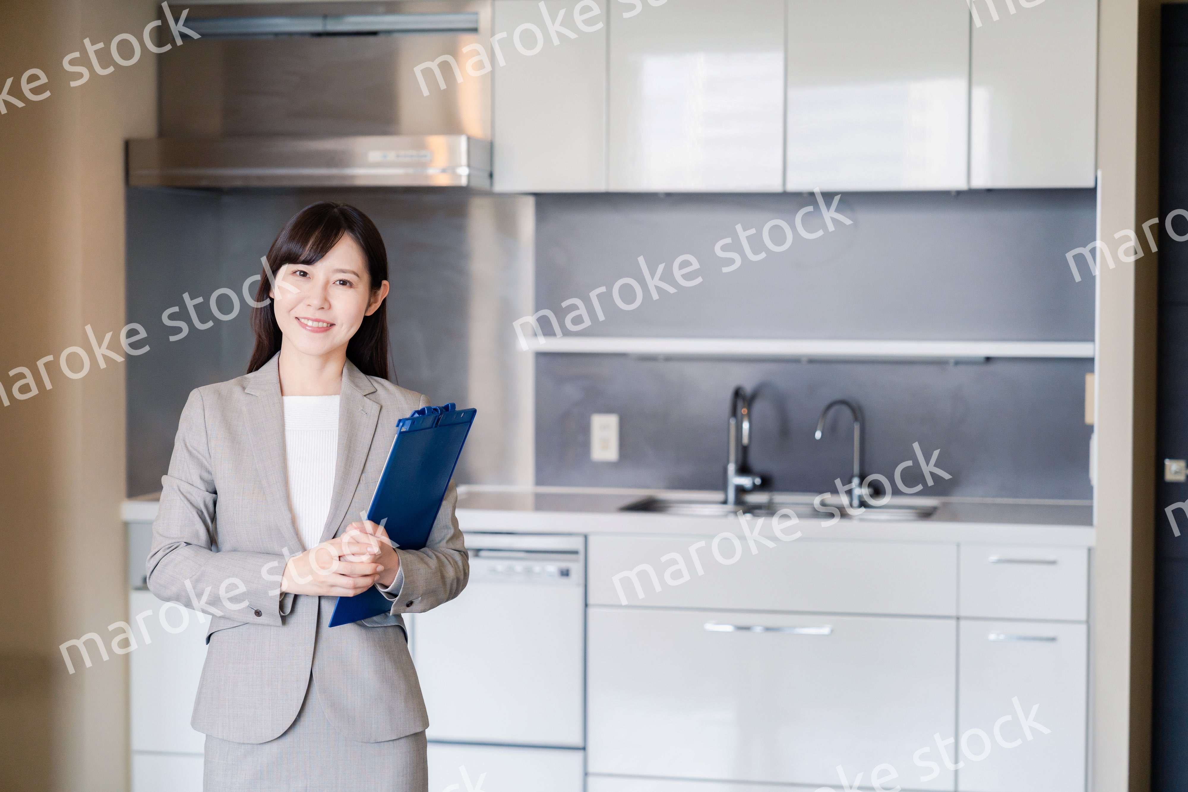 物件の案内をする不動産会社の女性