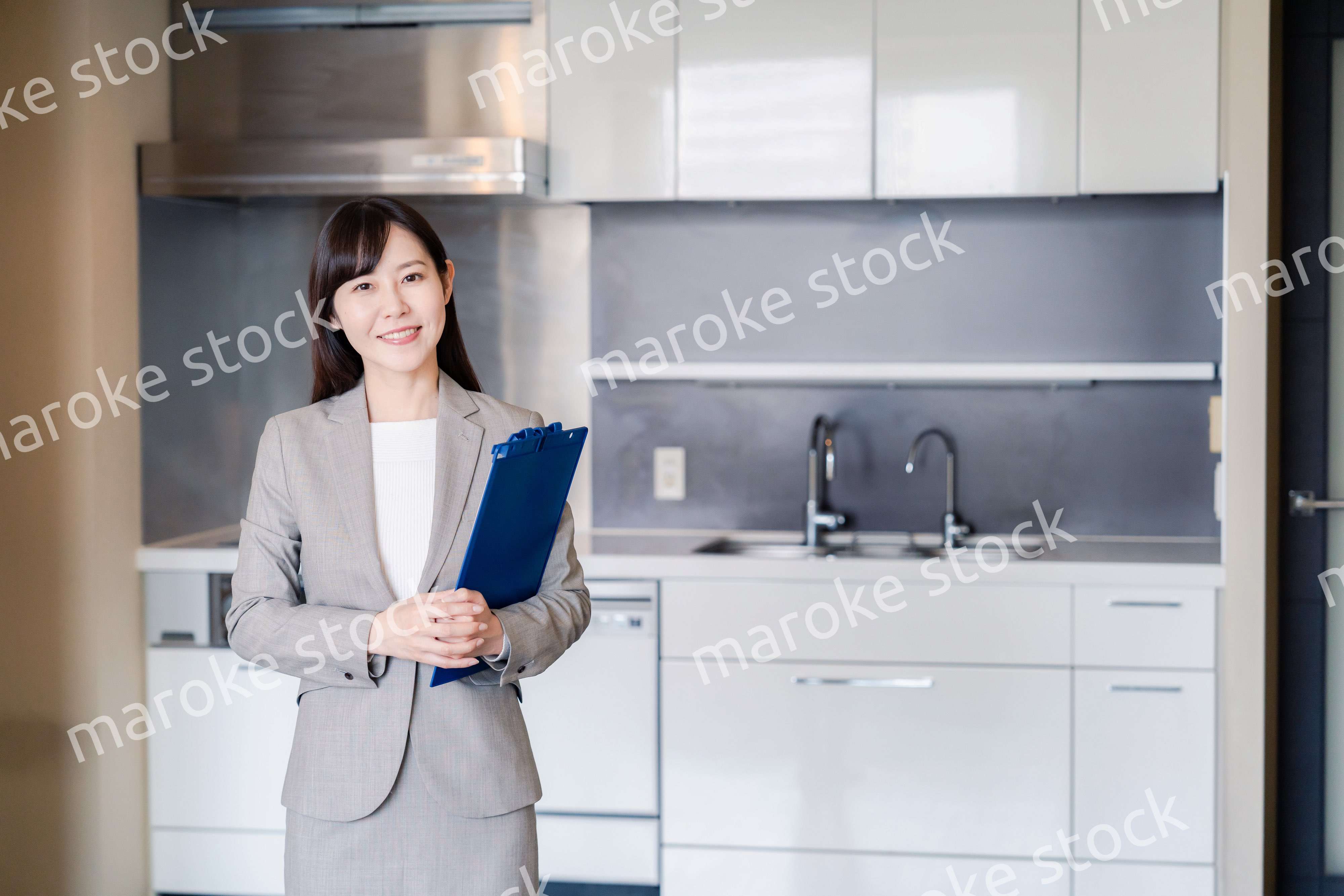 物件の案内をする不動産会社の女性
