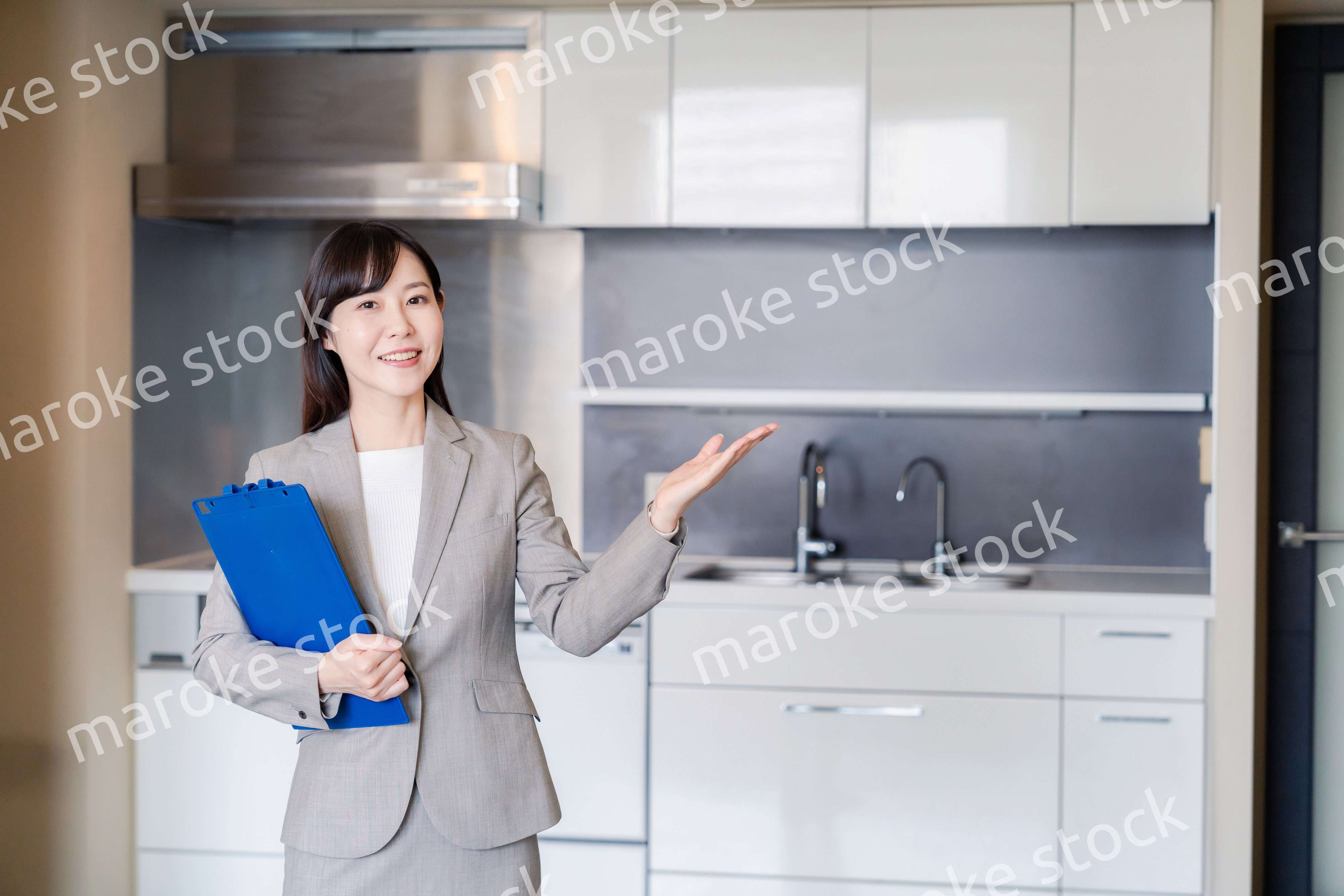 物件の案内をする不動産会社の女性