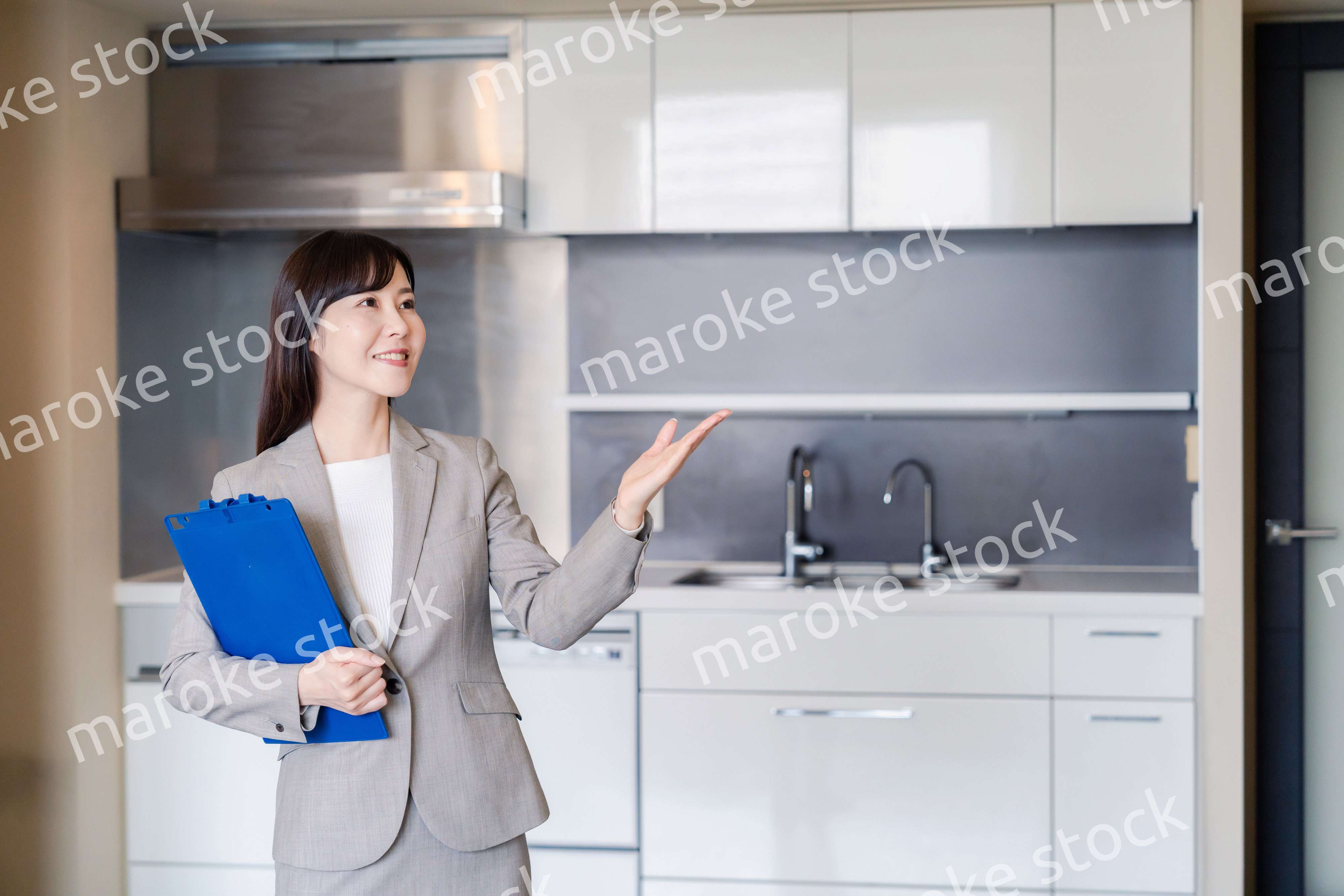 物件の案内をする不動産会社の女性