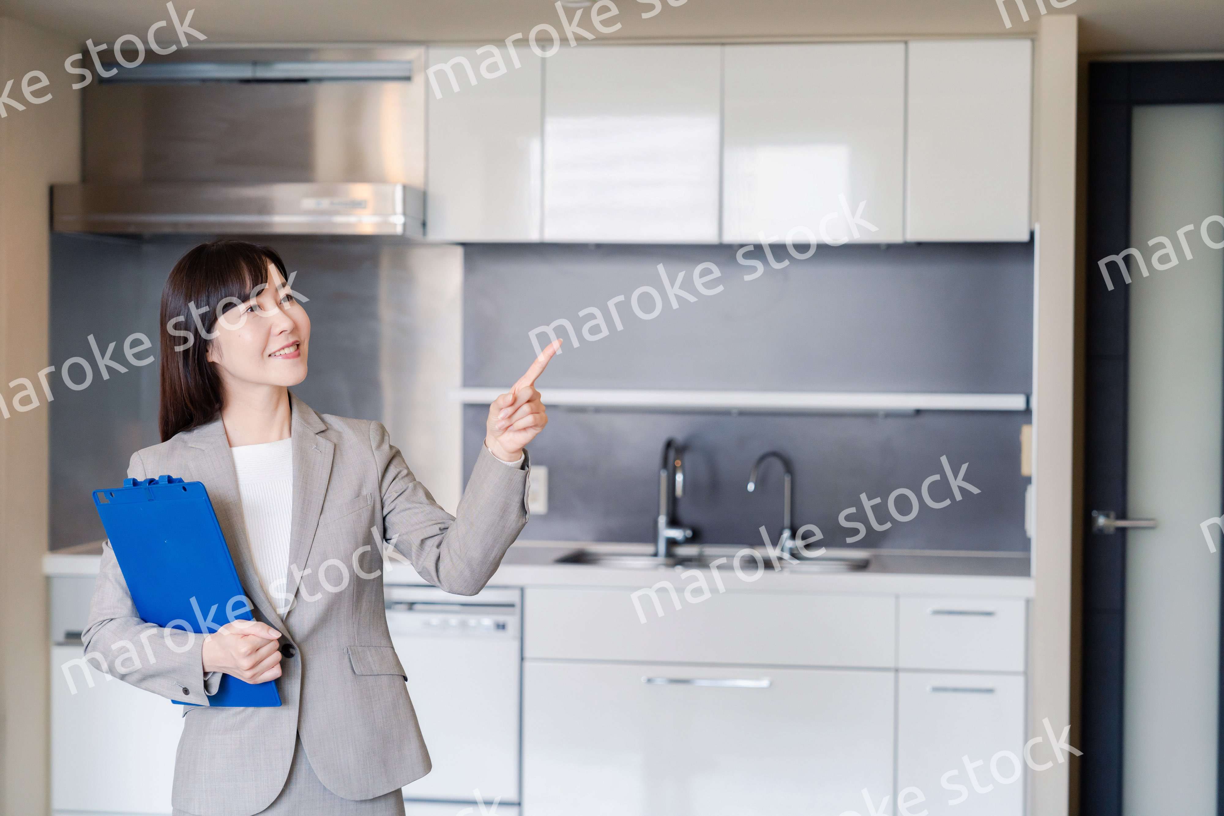 物件の案内をする不動産会社の女性