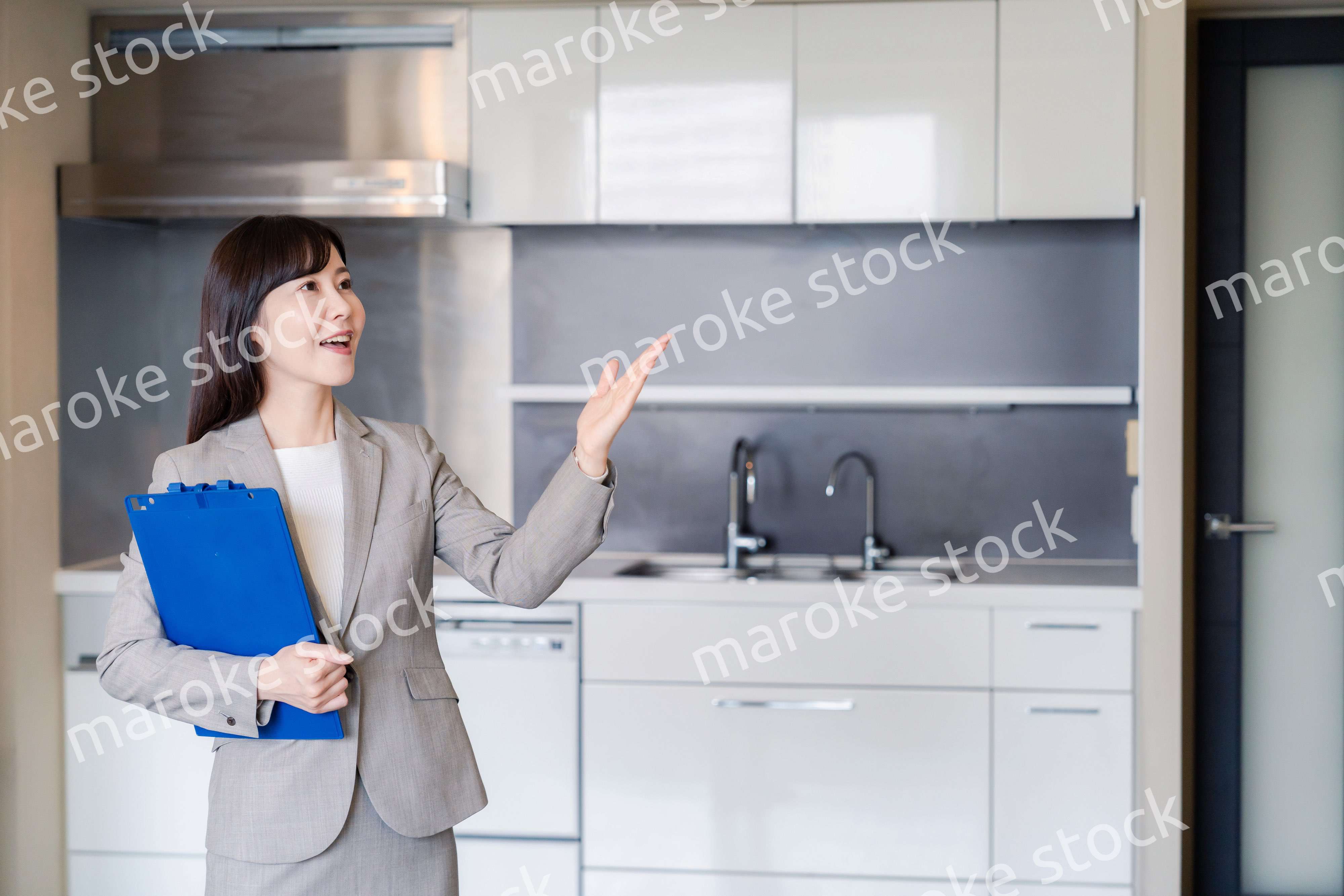 物件の案内をする不動産会社の女性