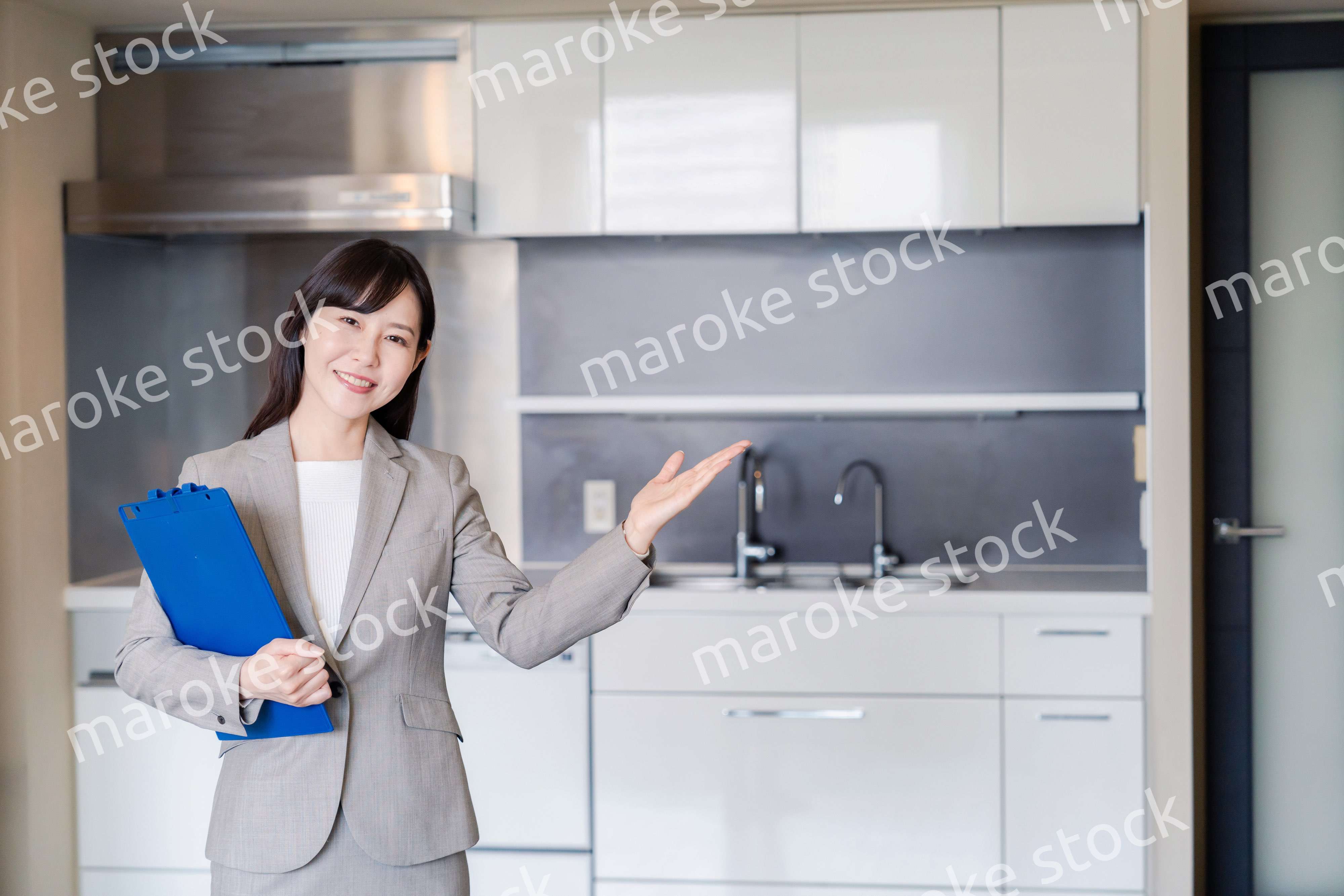 物件の案内をする不動産会社の女性