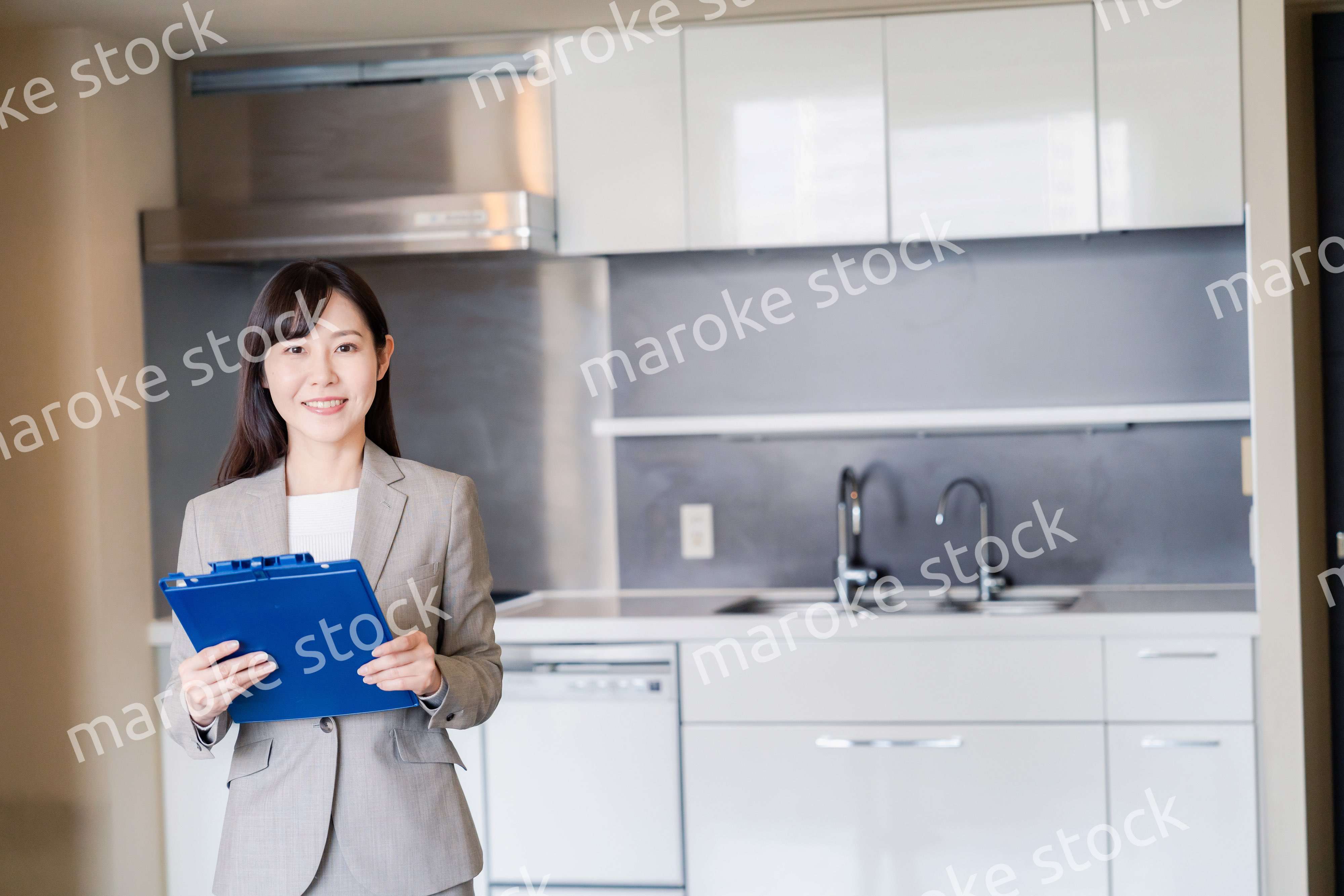 物件の案内をする不動産会社の女性