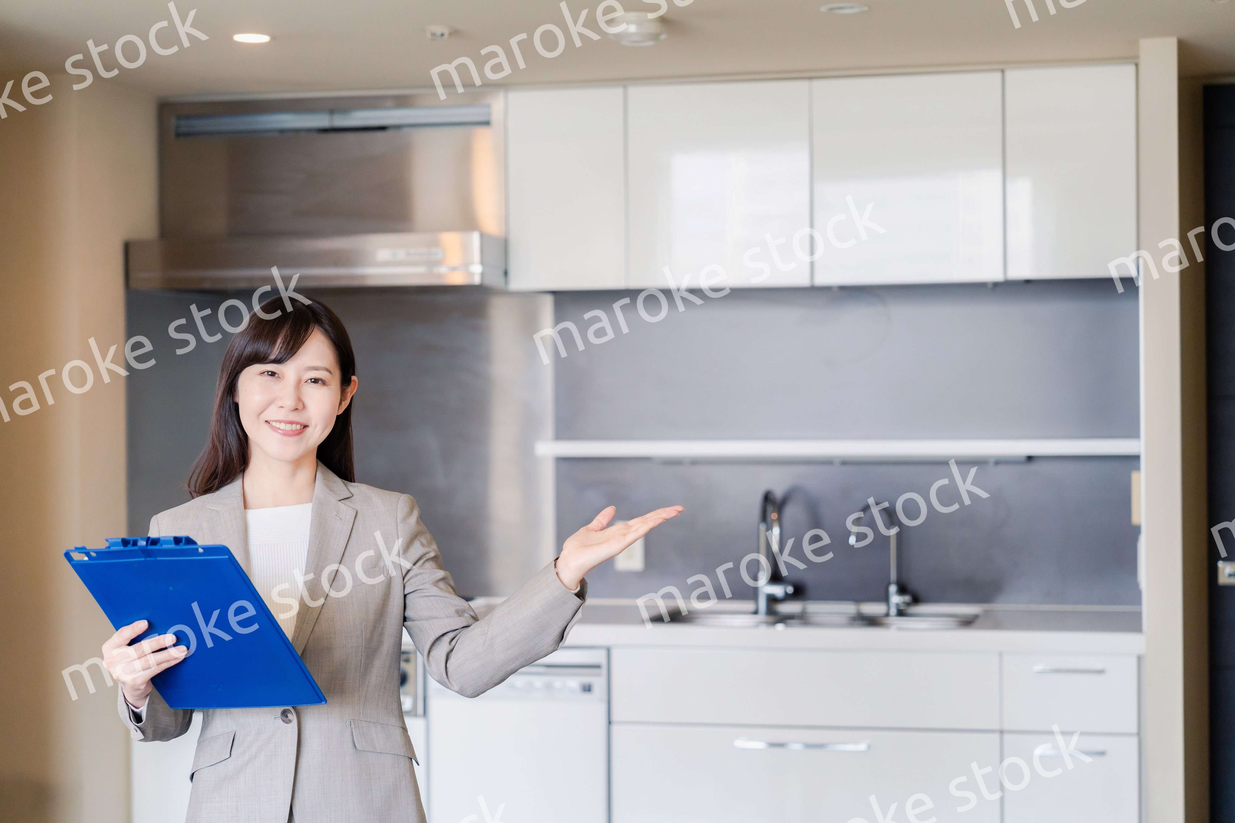 物件の案内をする不動産会社の女性