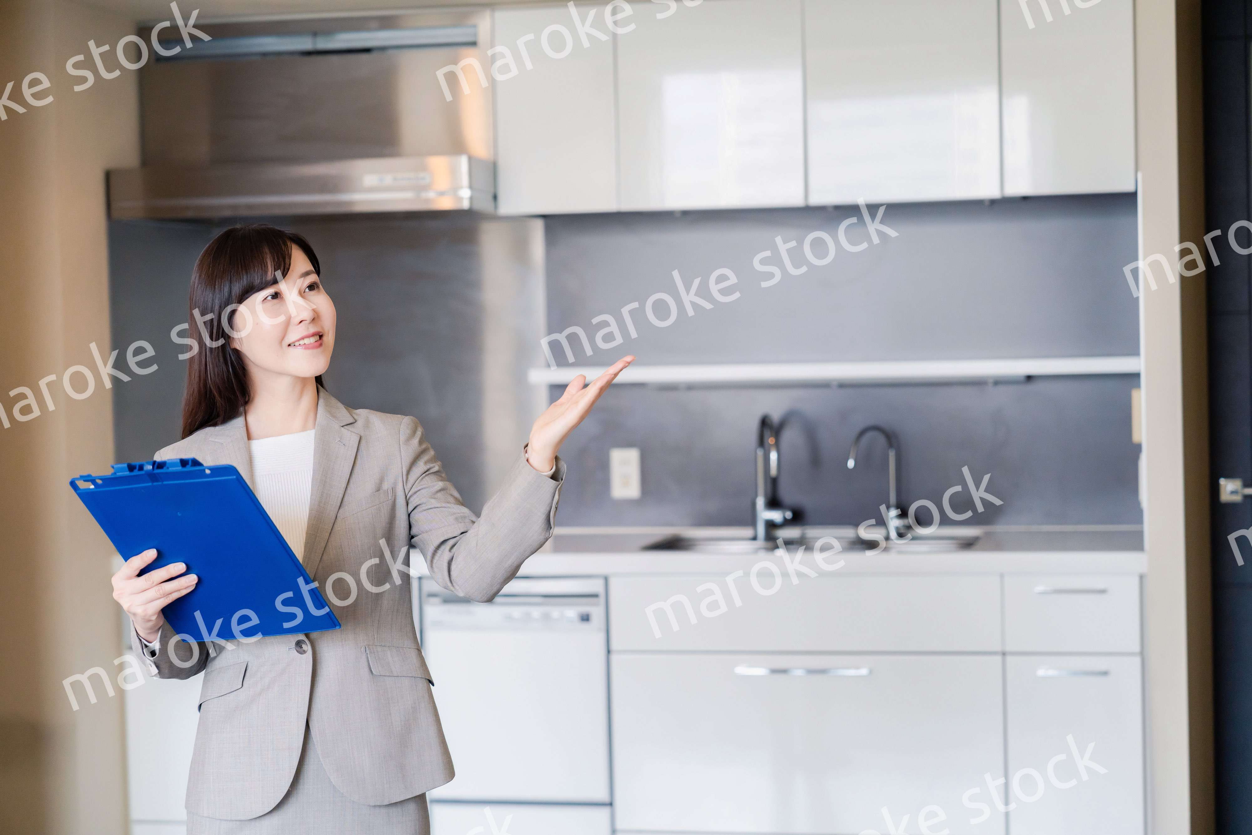 物件の案内をする不動産会社の女性