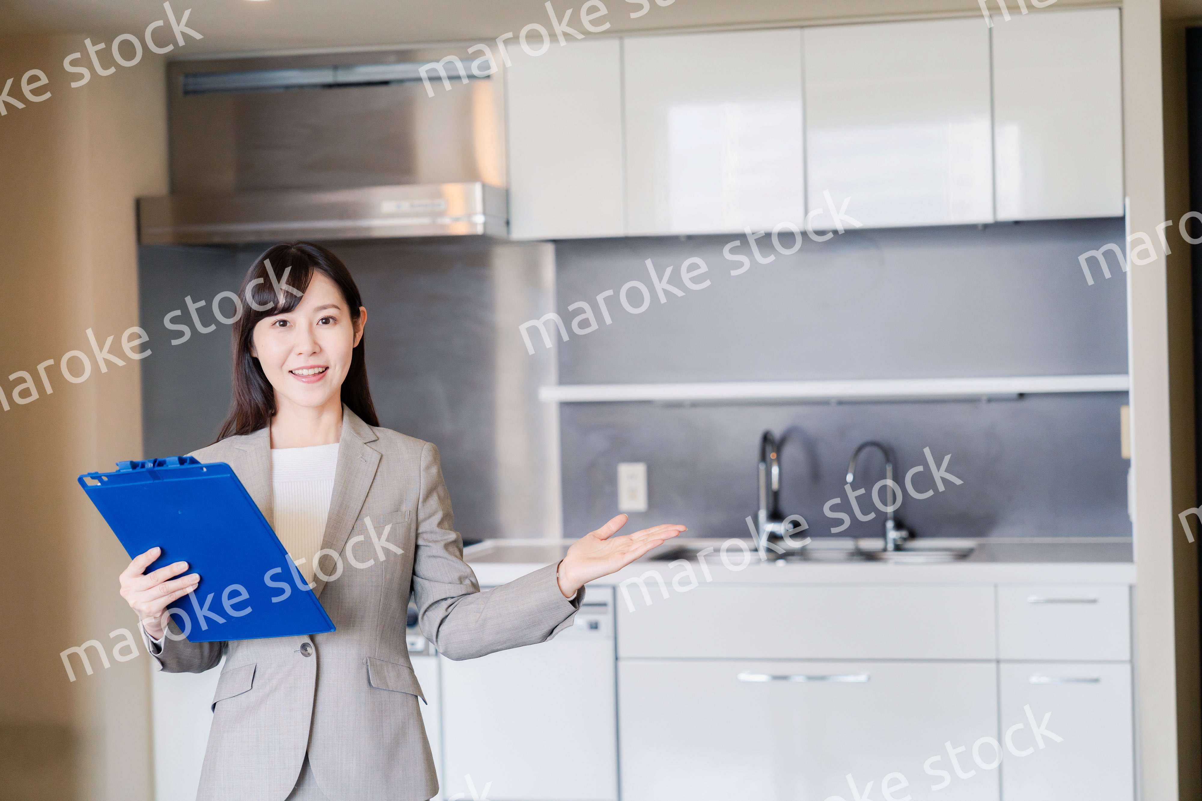 物件の案内をする不動産会社の女性
