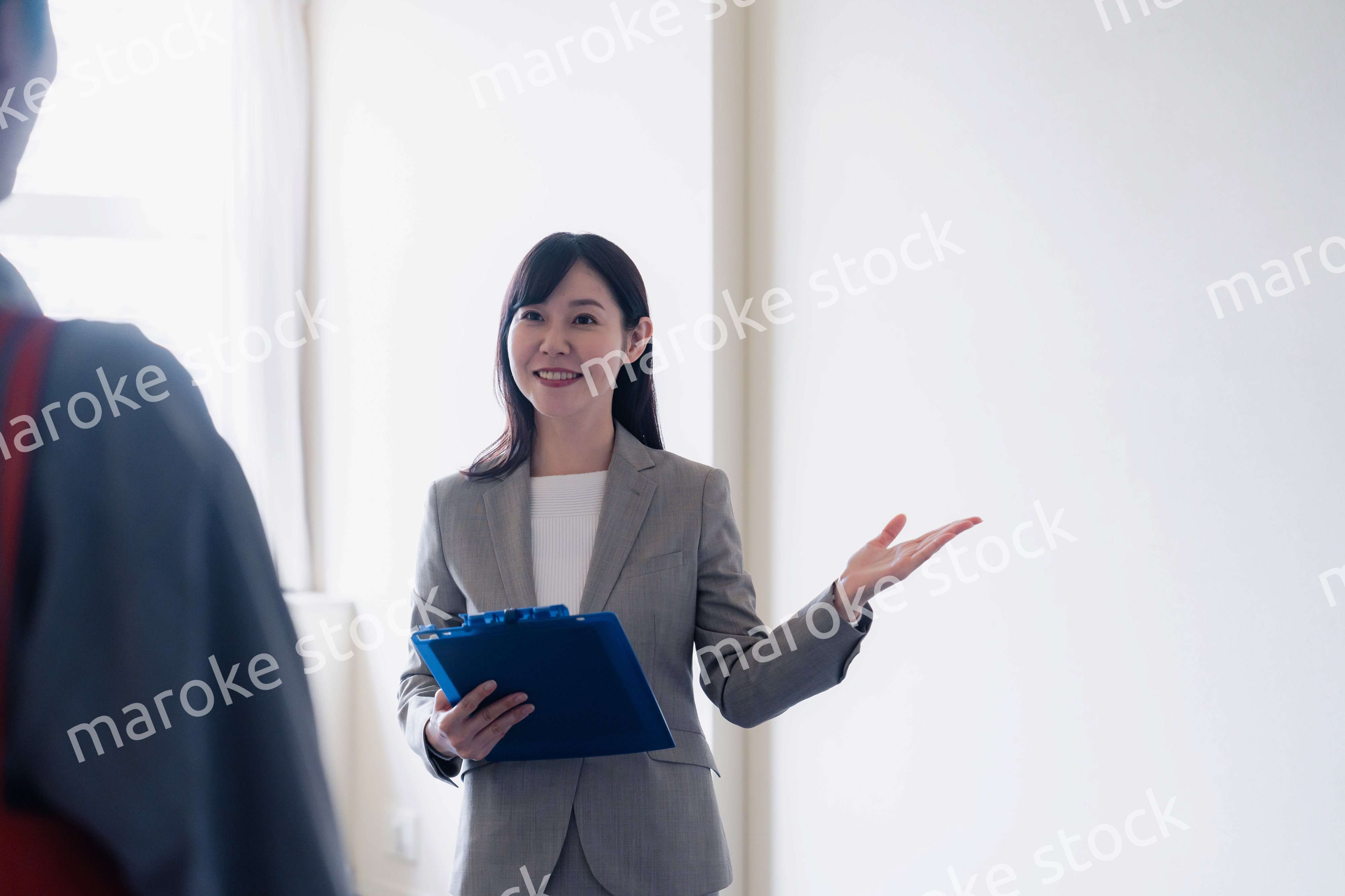 賃貸住宅の内見をする若い男性