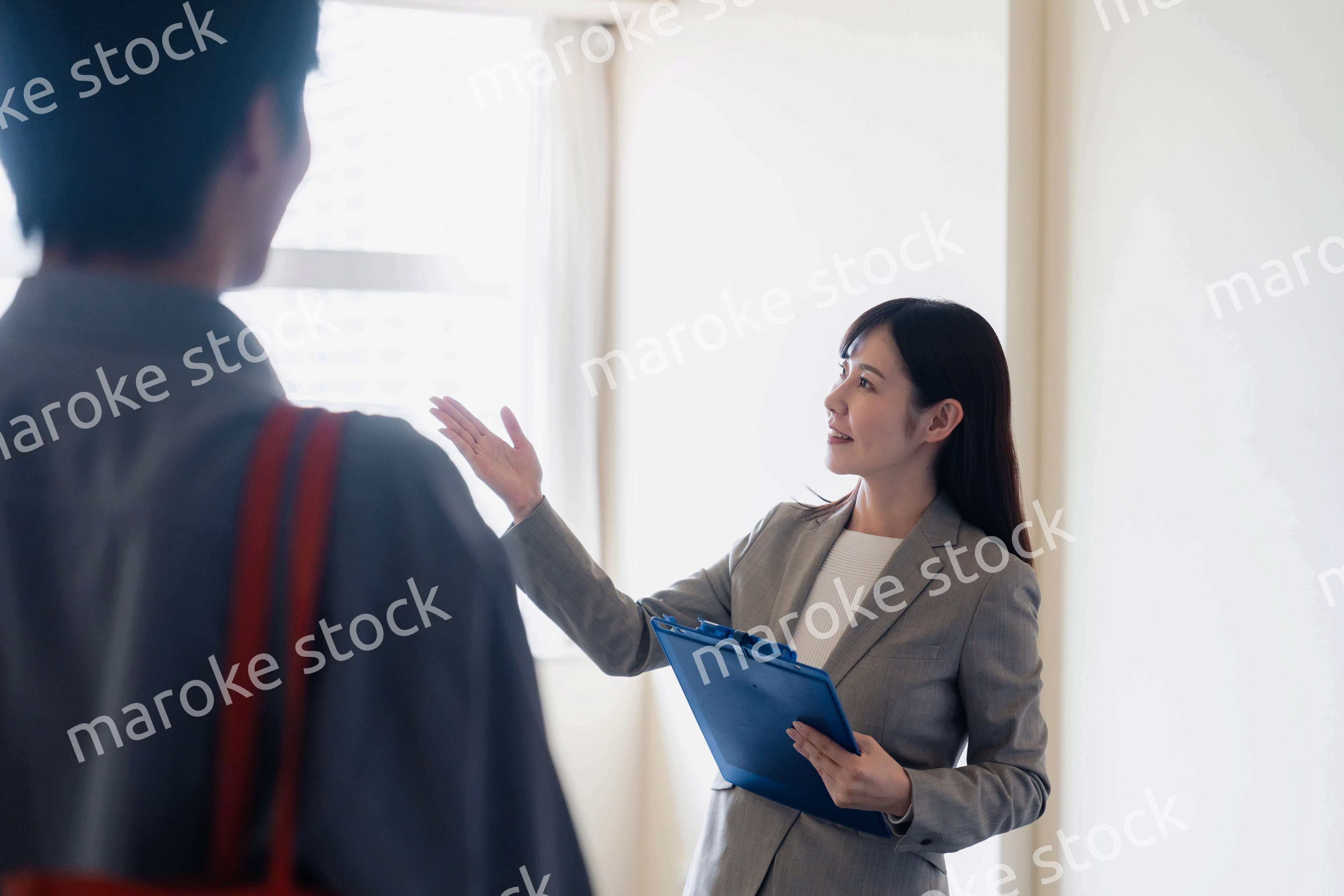 賃貸住宅の内見をする若い男性