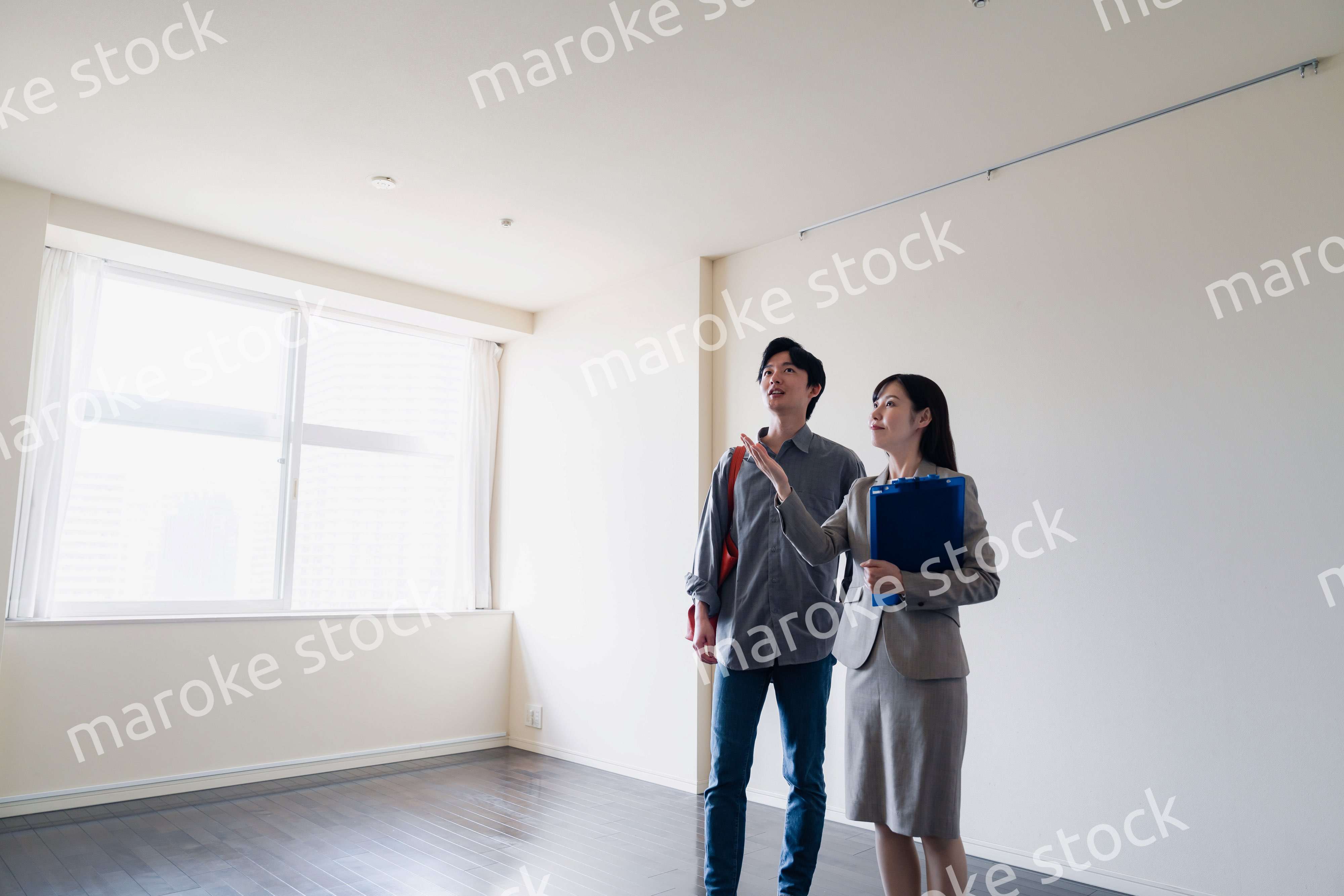 賃貸住宅の内見をする若い男性