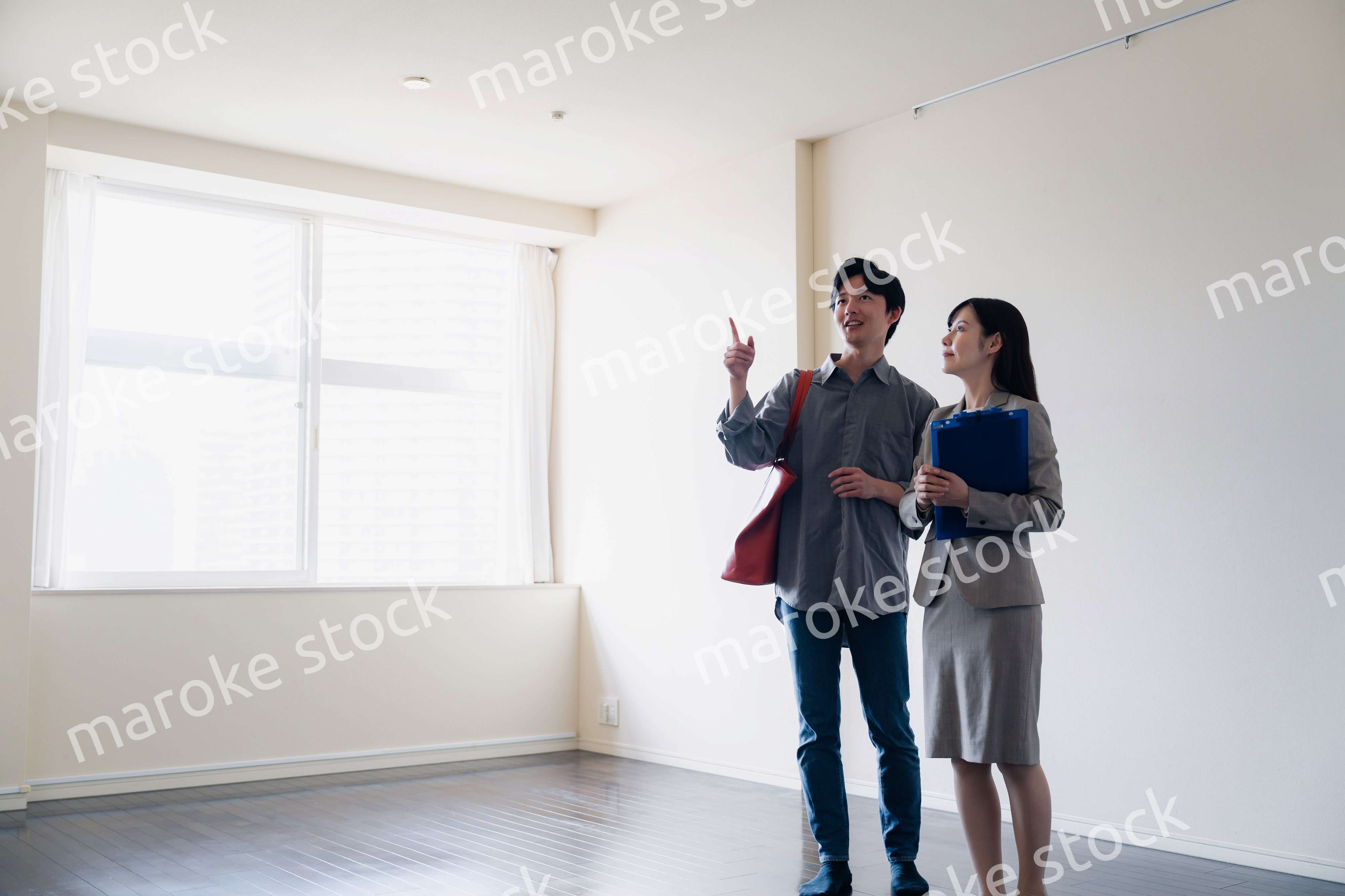 賃貸住宅の内見をする若い男性