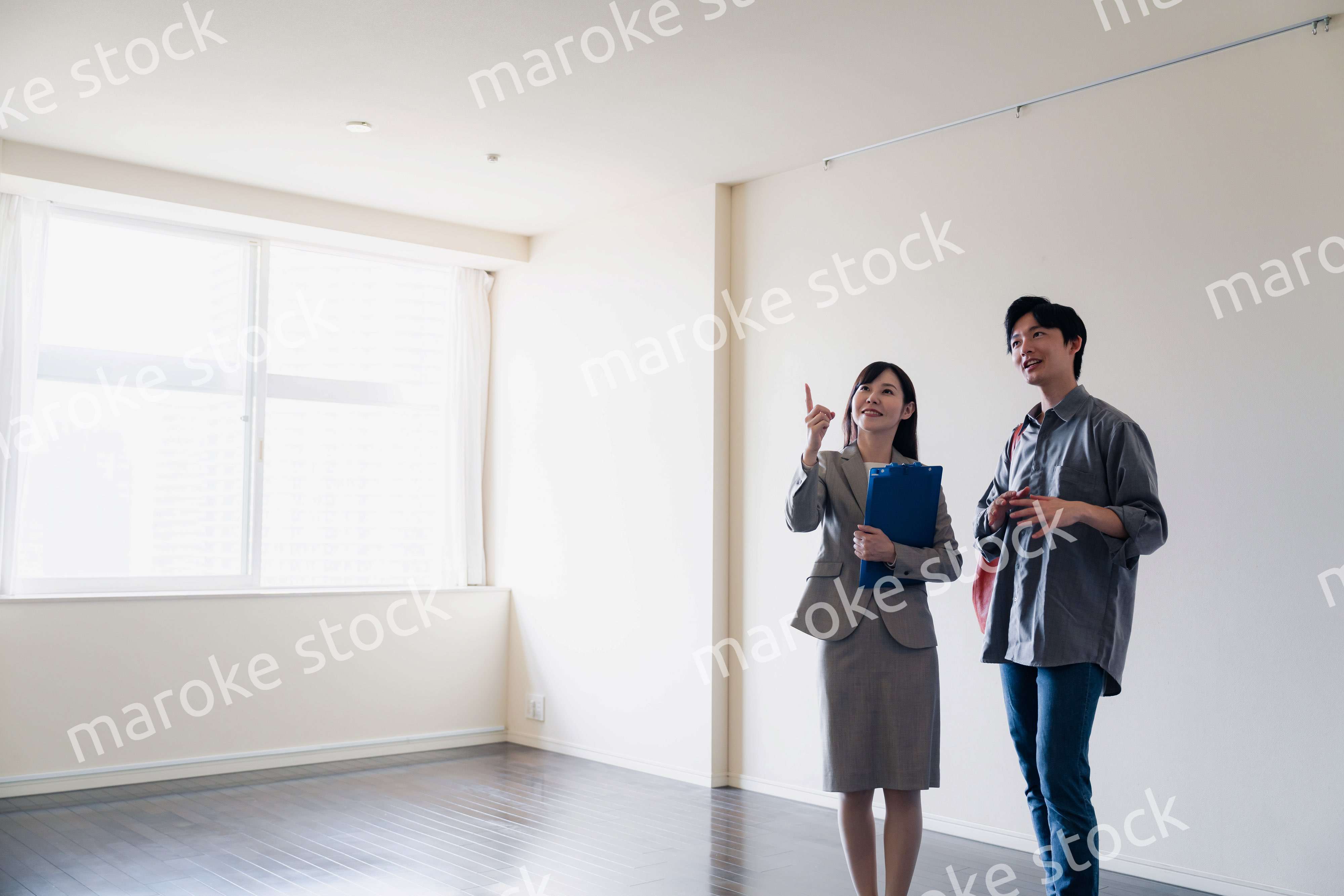 賃貸住宅の内見をする若い男性