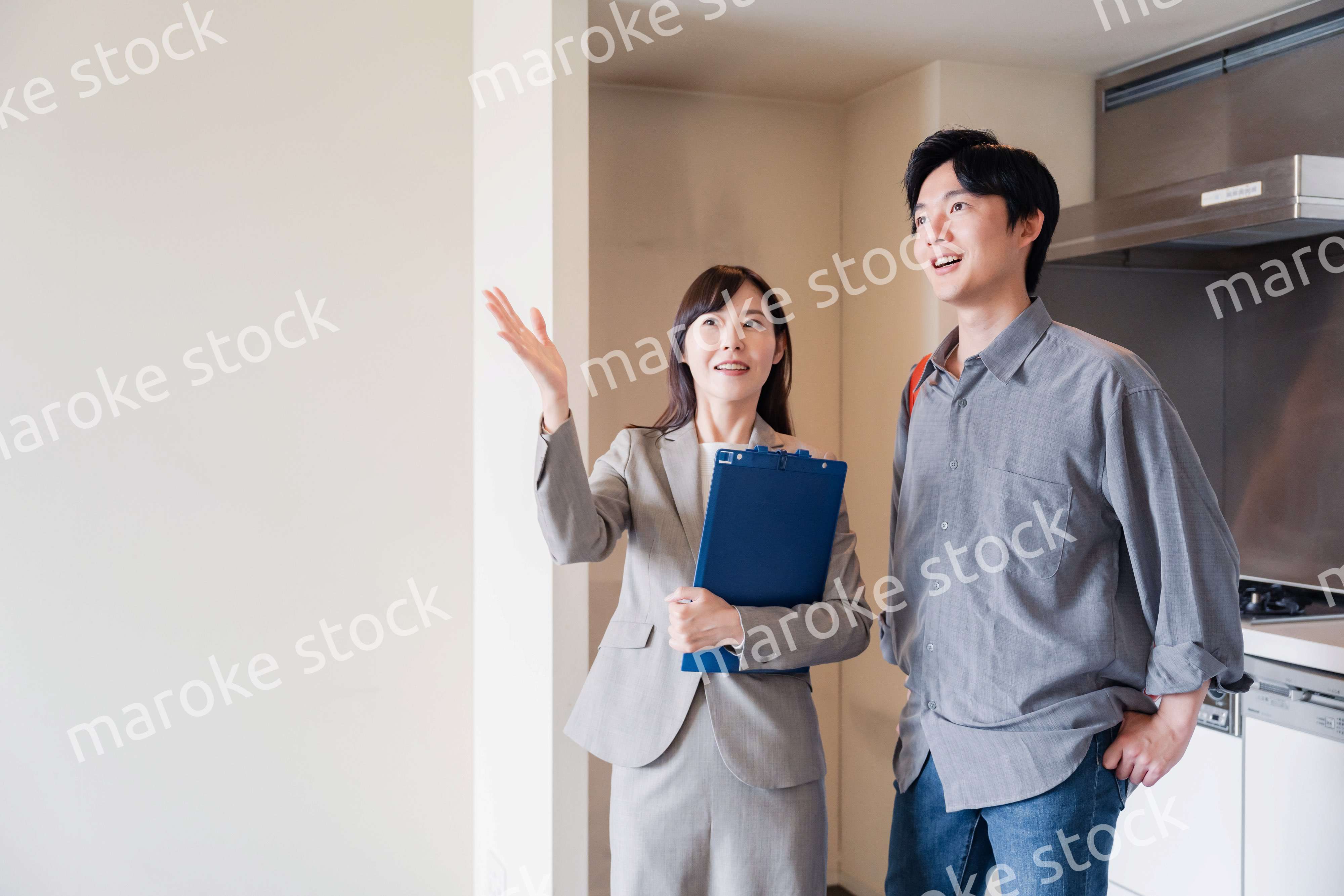 賃貸住宅の内見をする若い男性