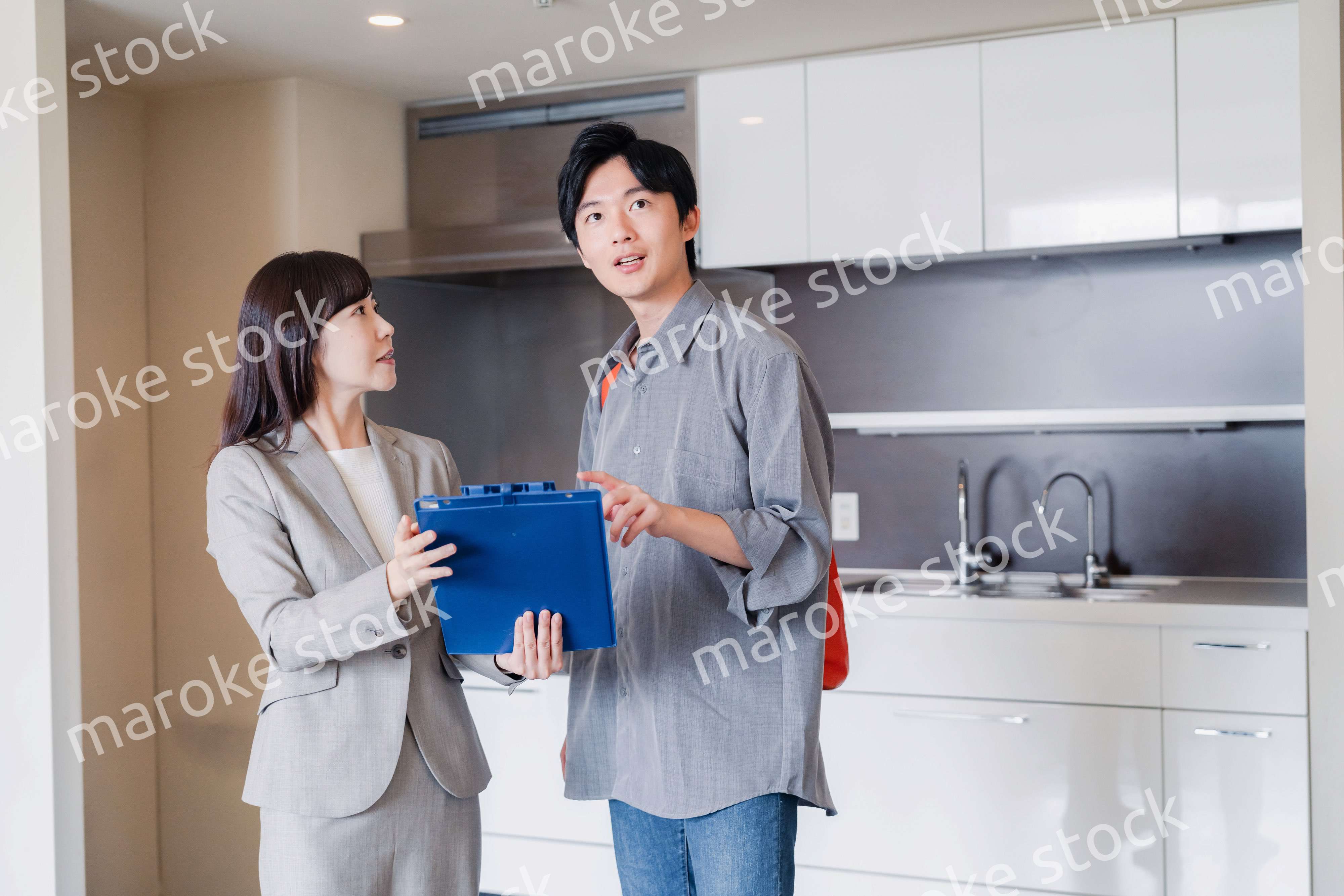 賃貸住宅の内見をする若い男性