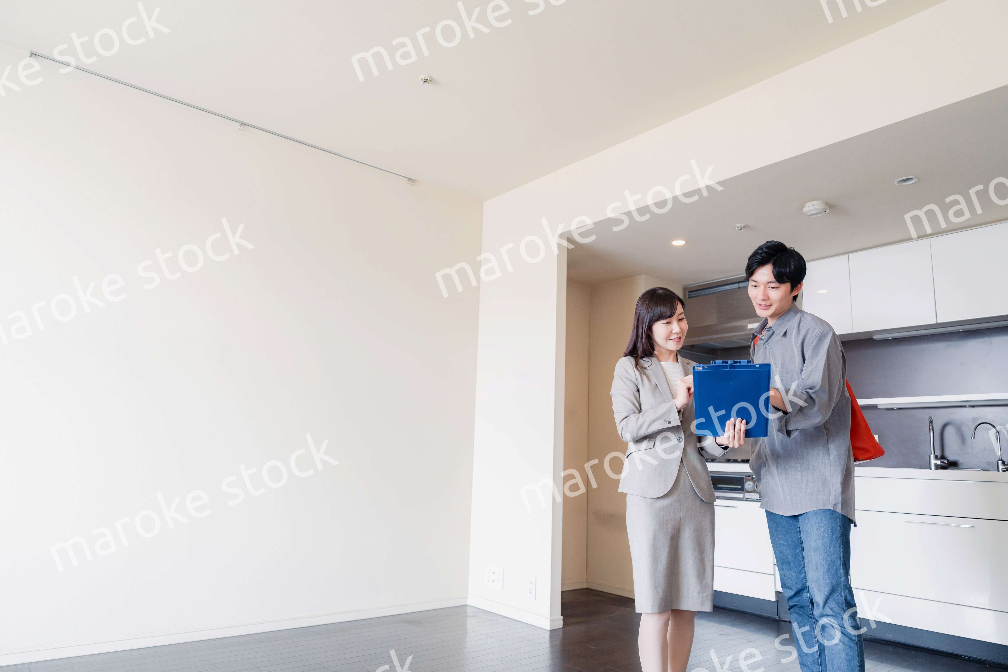 賃貸住宅の内見をする若い男性