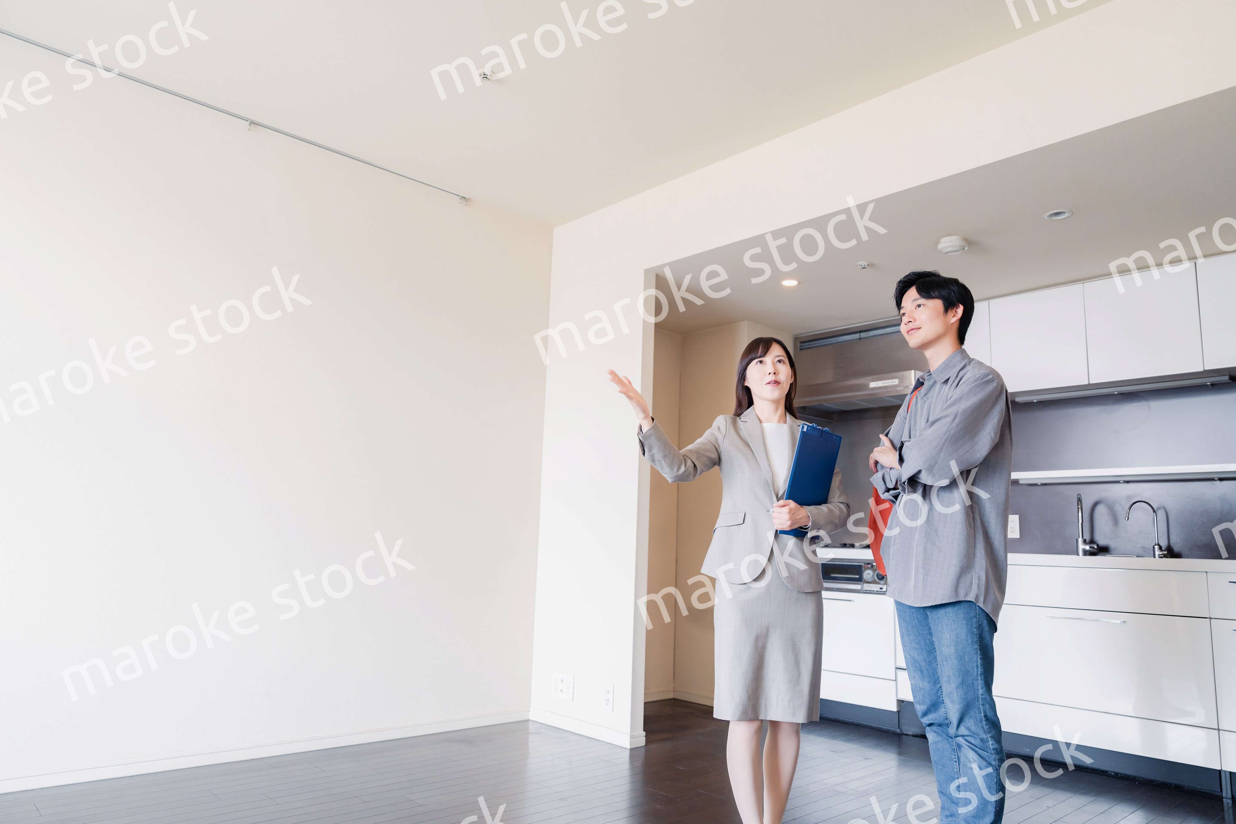 賃貸住宅の内見をする若い男性