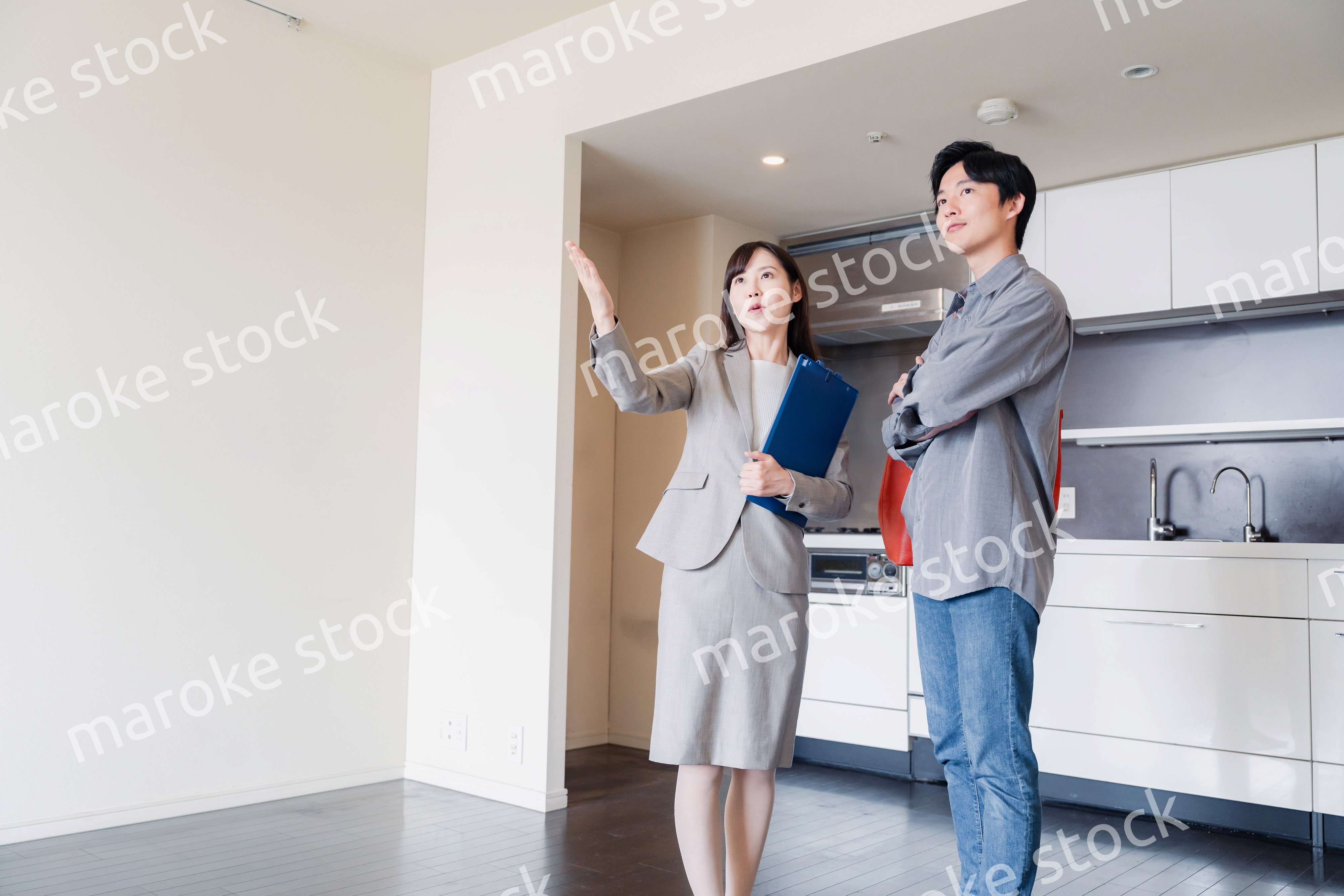 賃貸住宅の内見をする若い男性