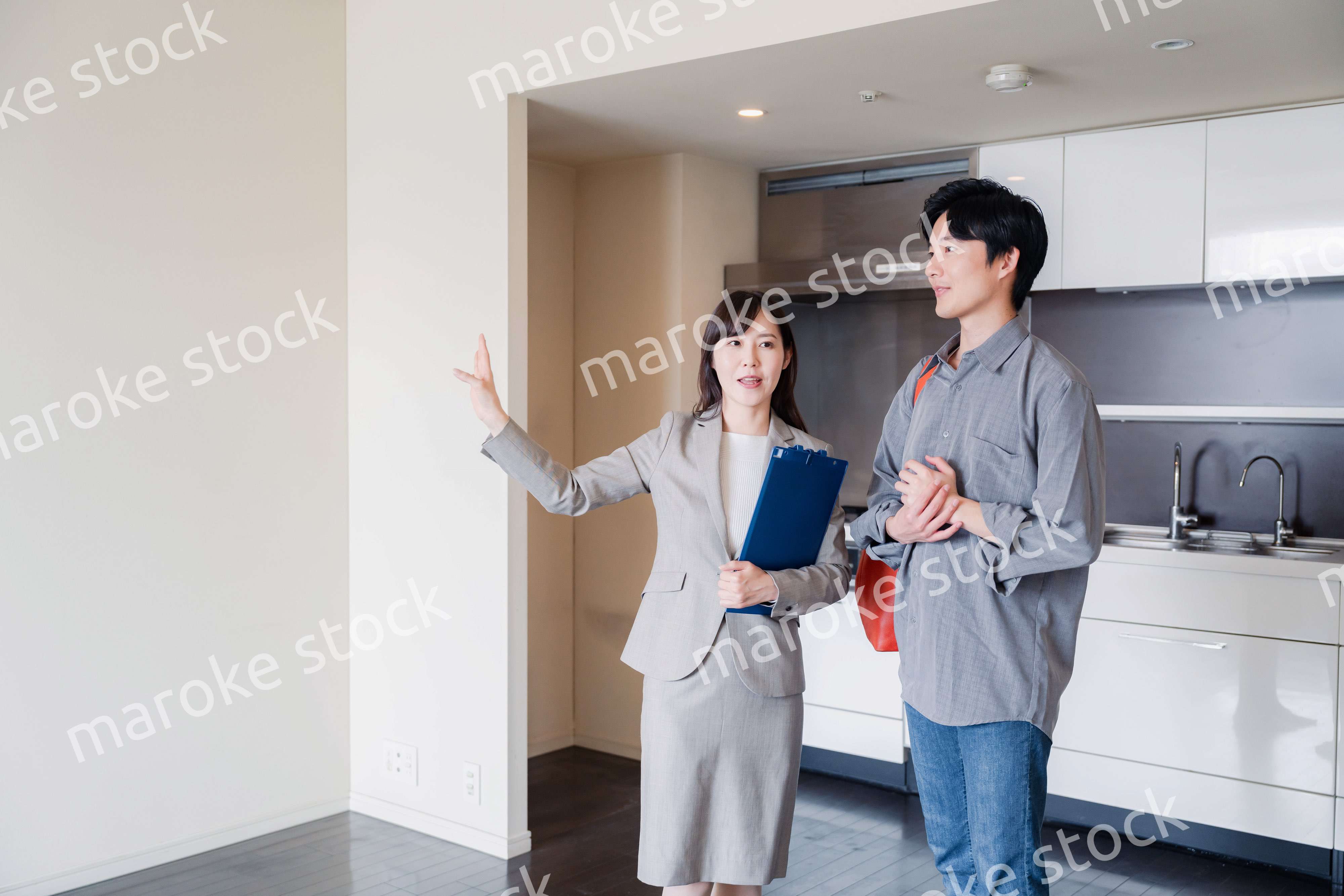 賃貸住宅の内見をする若い男性