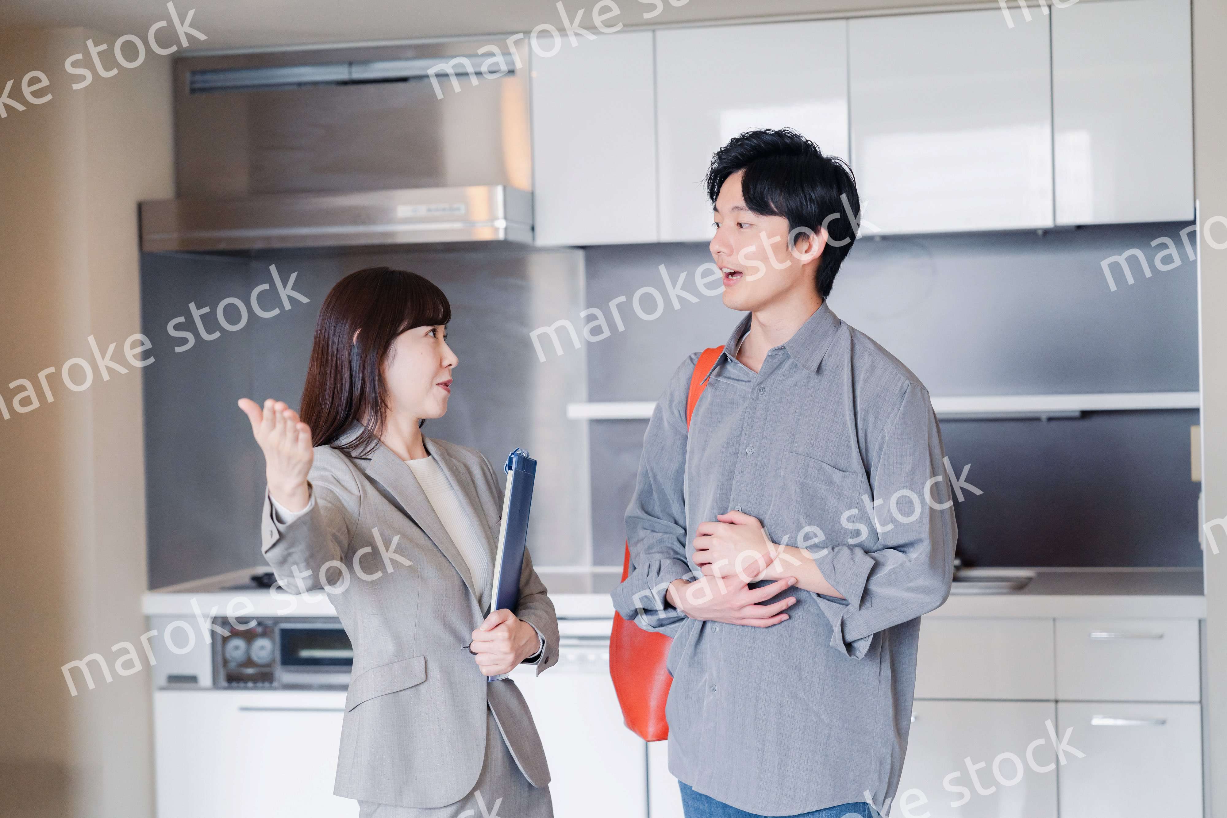 賃貸住宅の内見をする若い男性