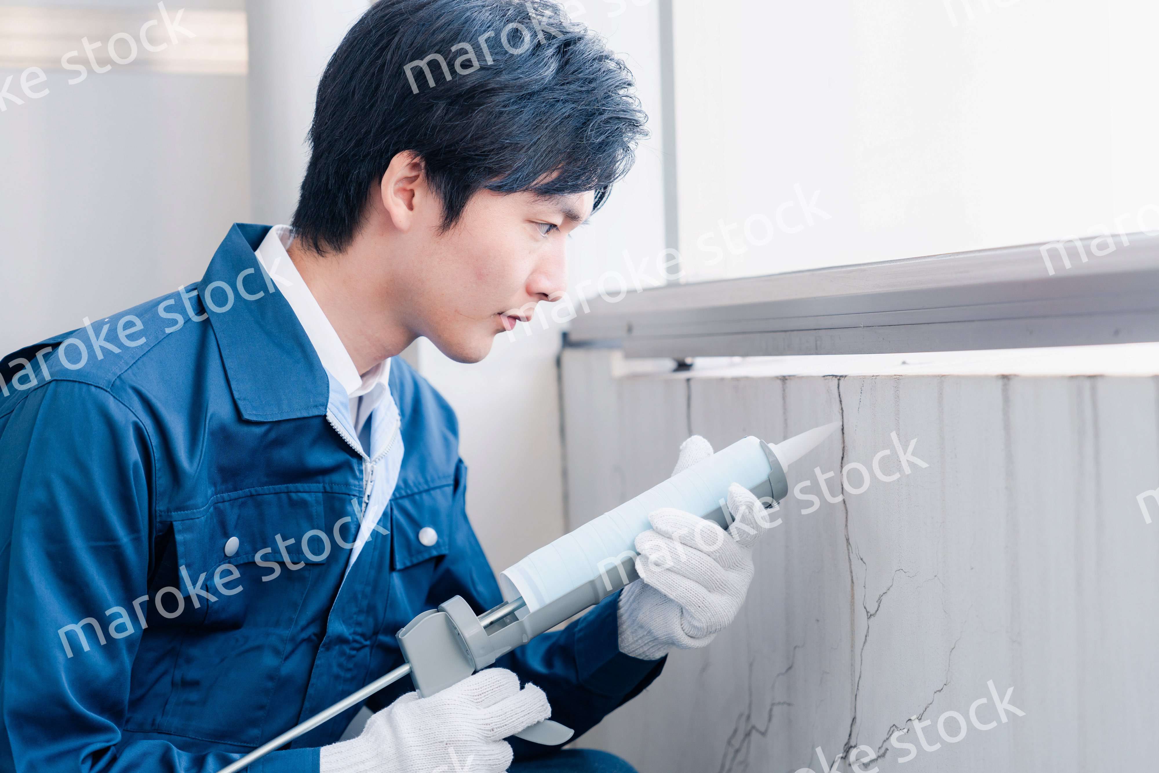 外壁の補修をする男性作業員