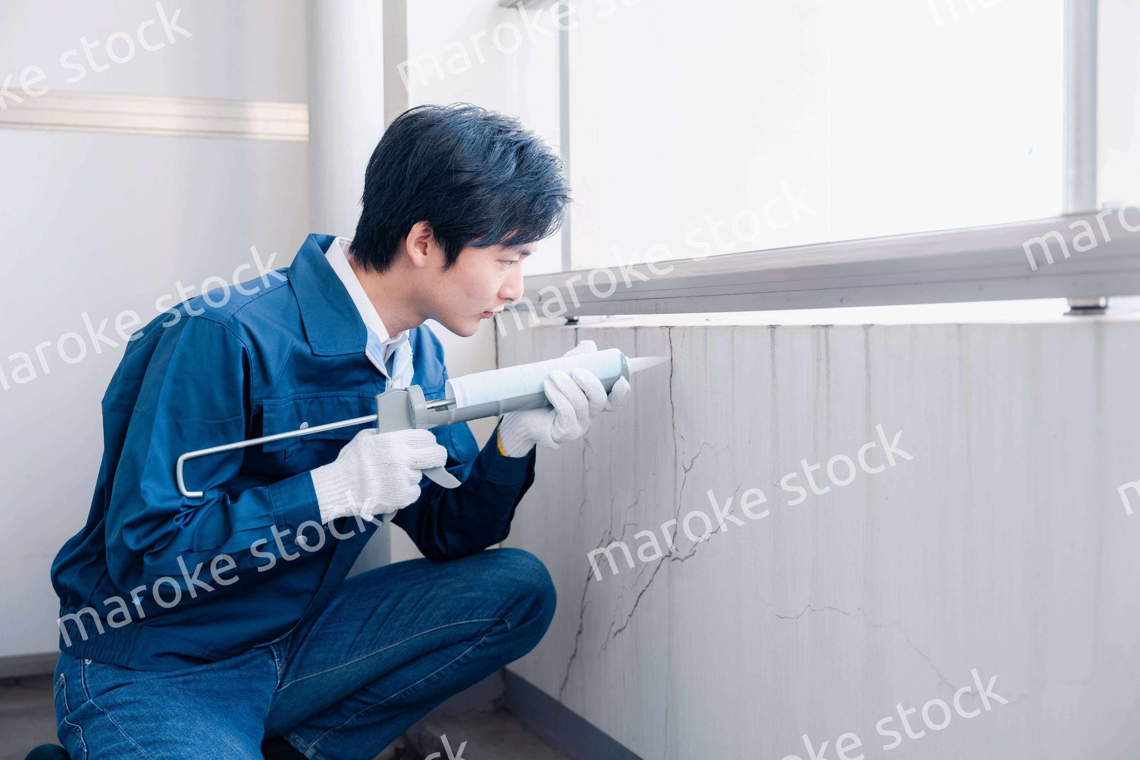 外壁の補修をする男性作業員