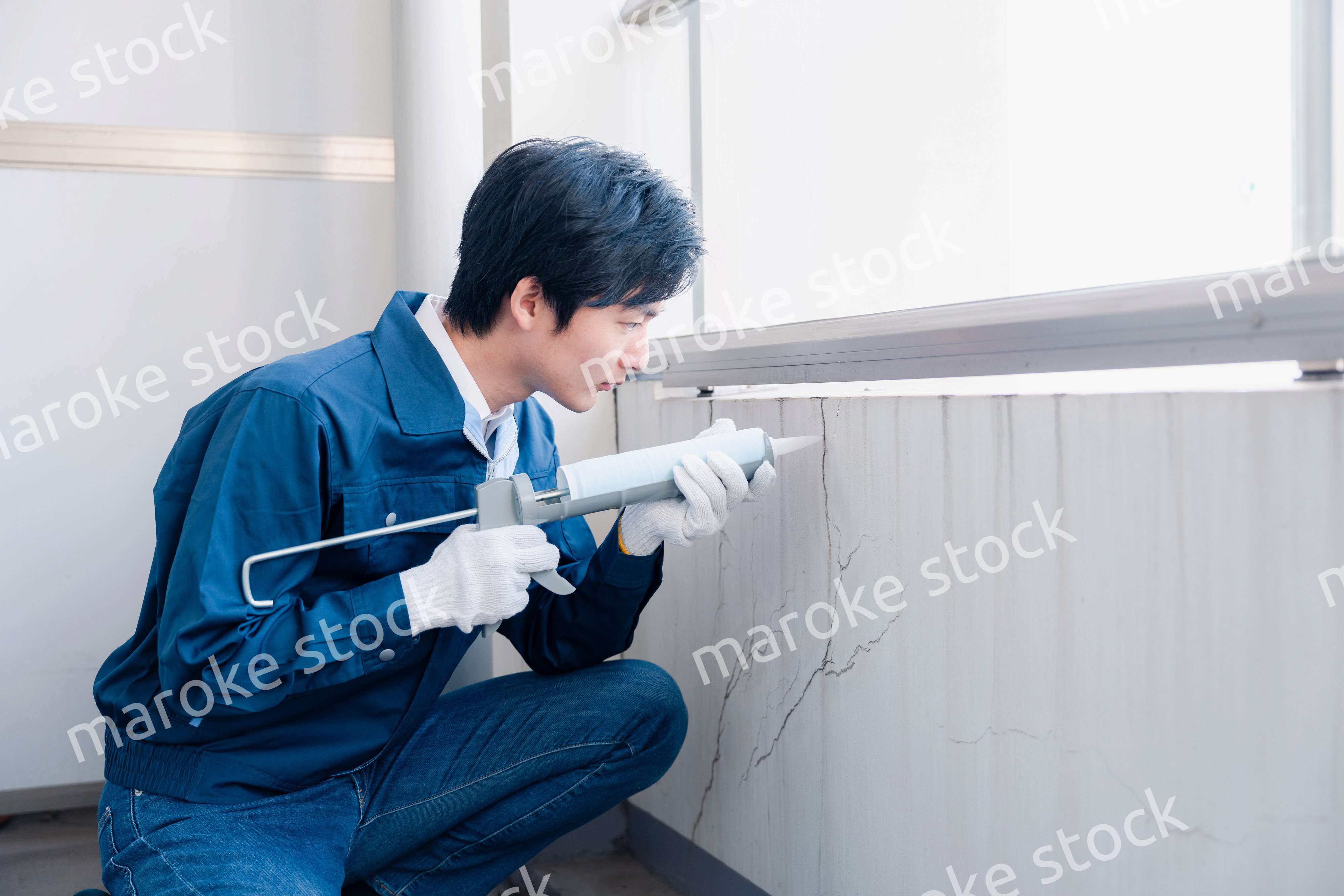 外壁の補修をする男性作業員