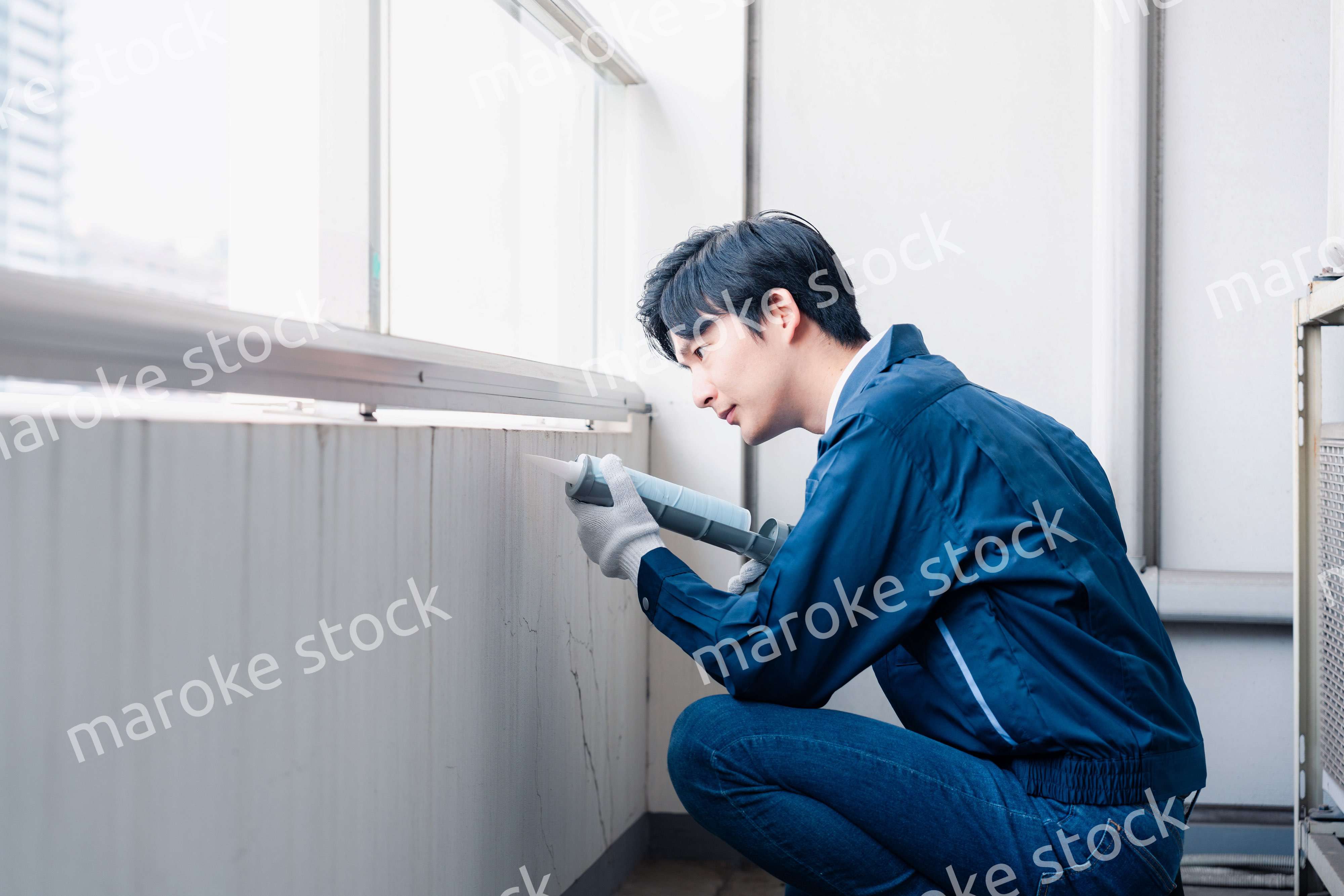 外壁の補修をする男性作業員