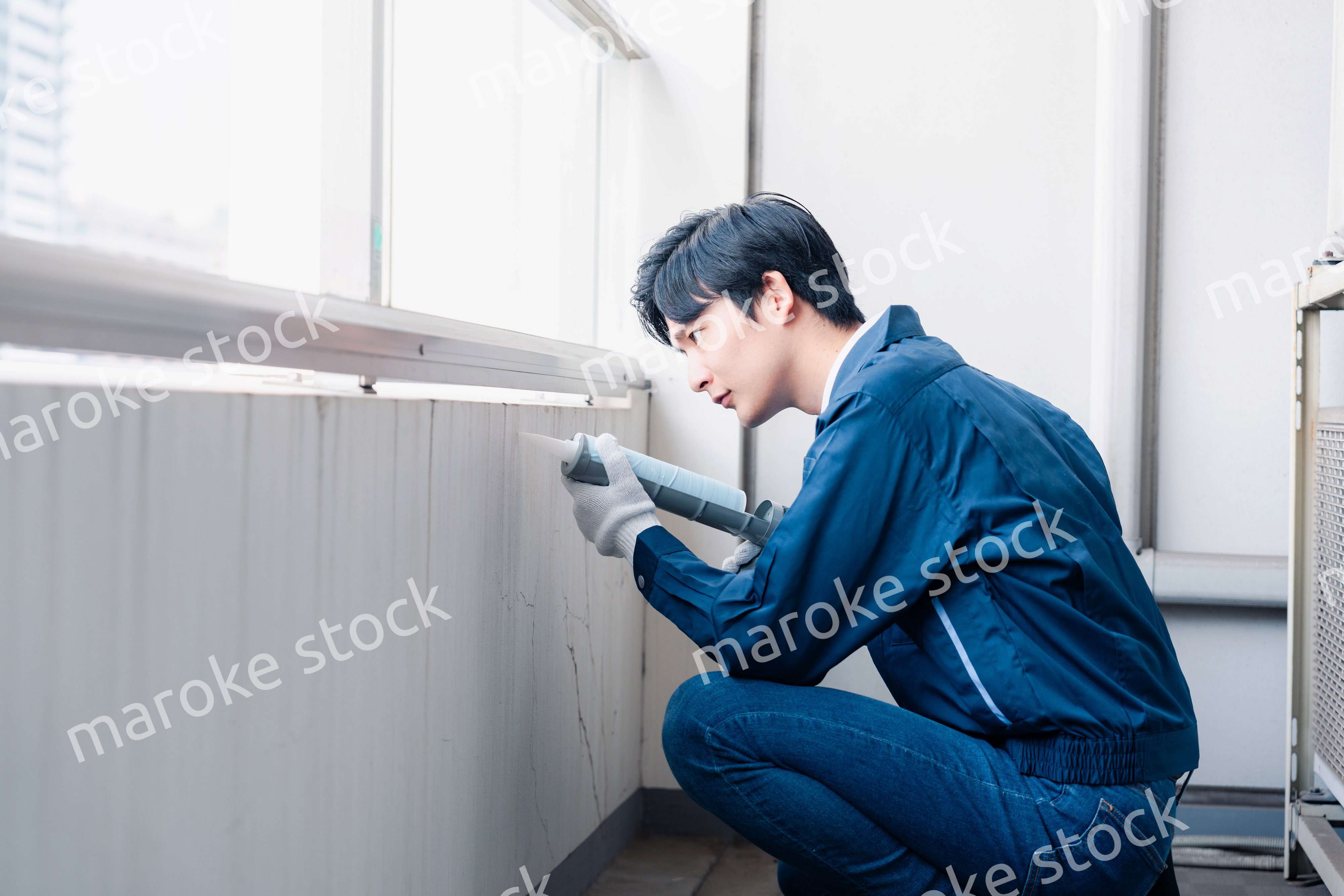 外壁の補修をする男性作業員