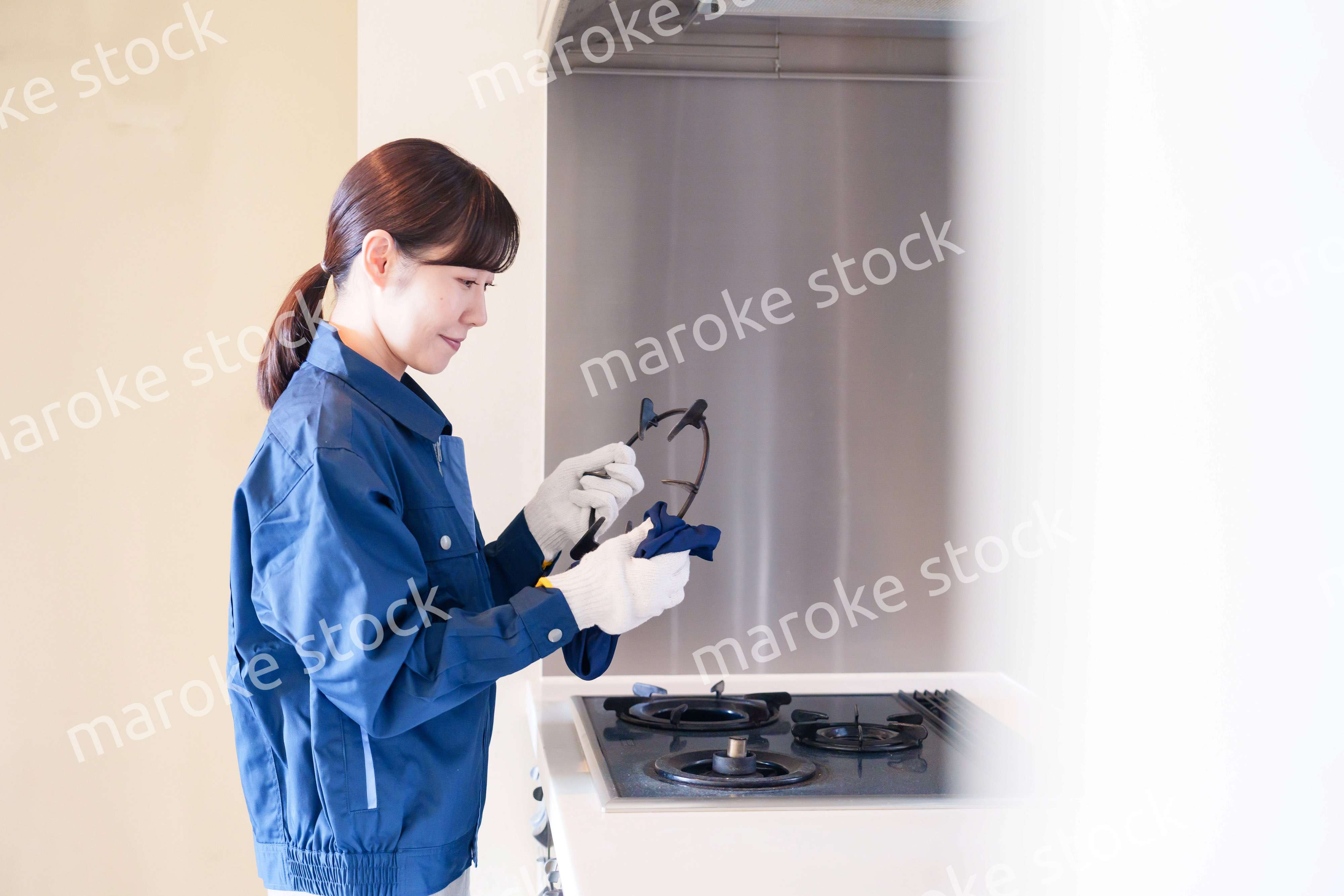 ハウスクリーニングをする女性のスタッフ