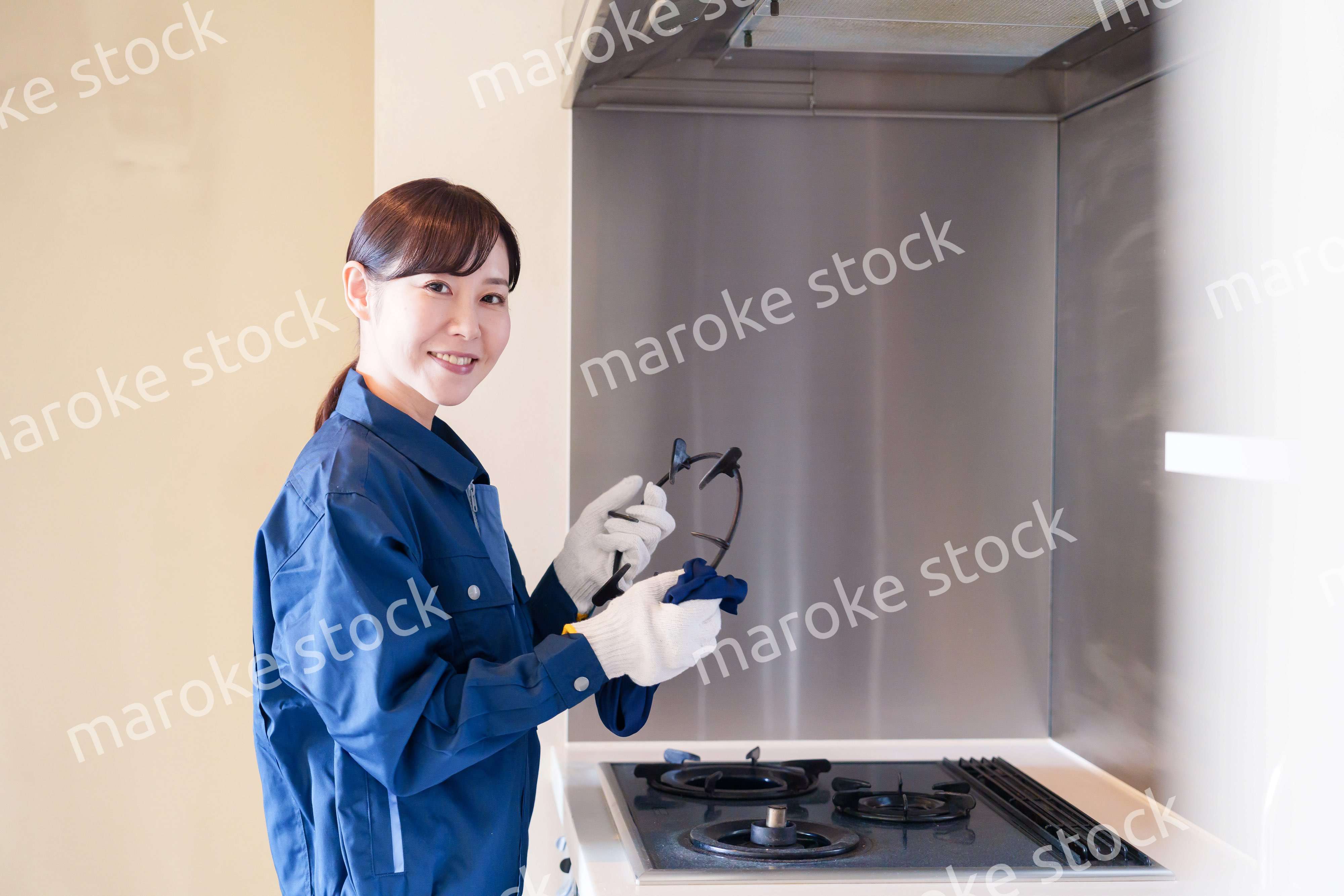 ハウスクリーニングをする女性のスタッフ