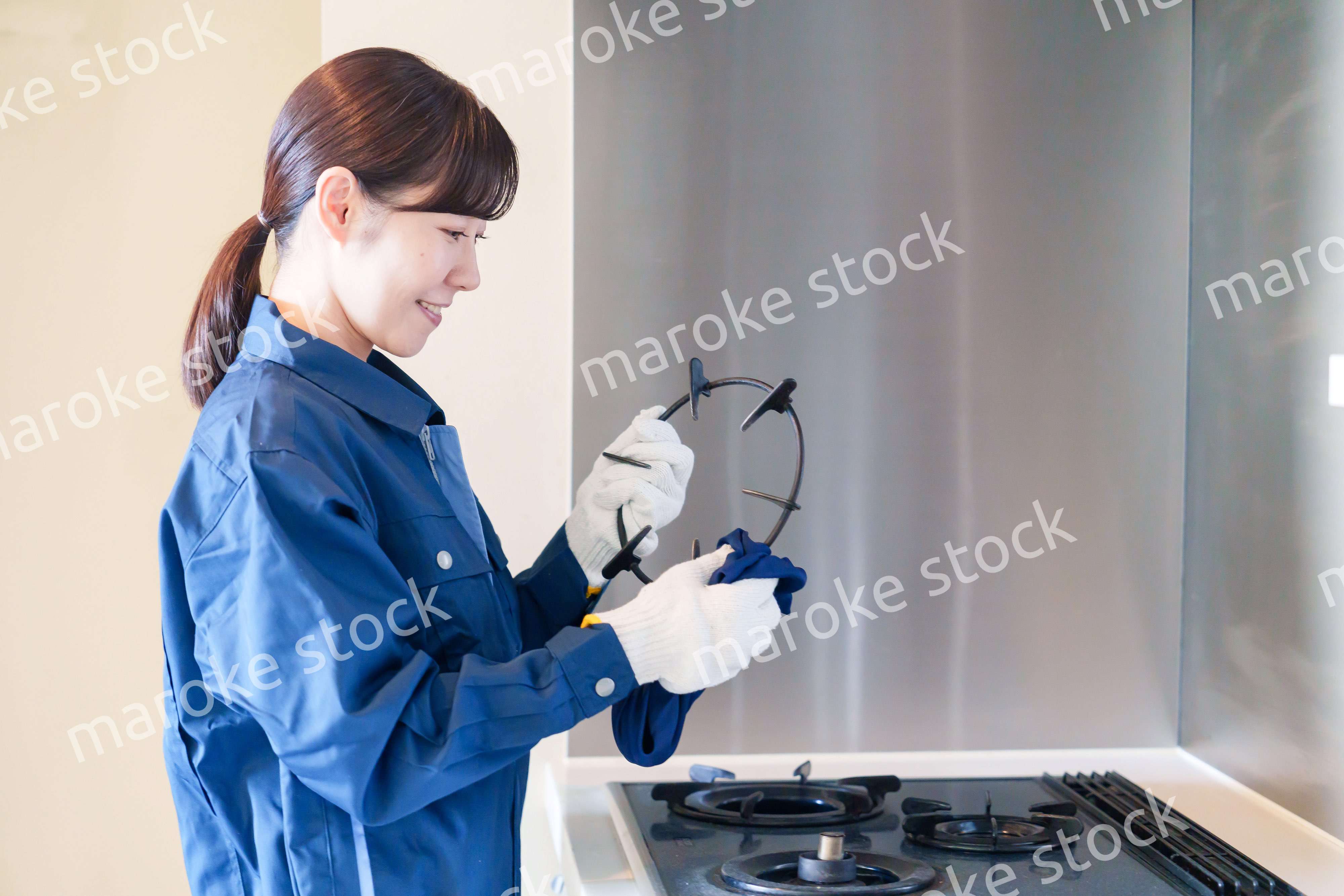 ハウスクリーニングをする女性のスタッフ