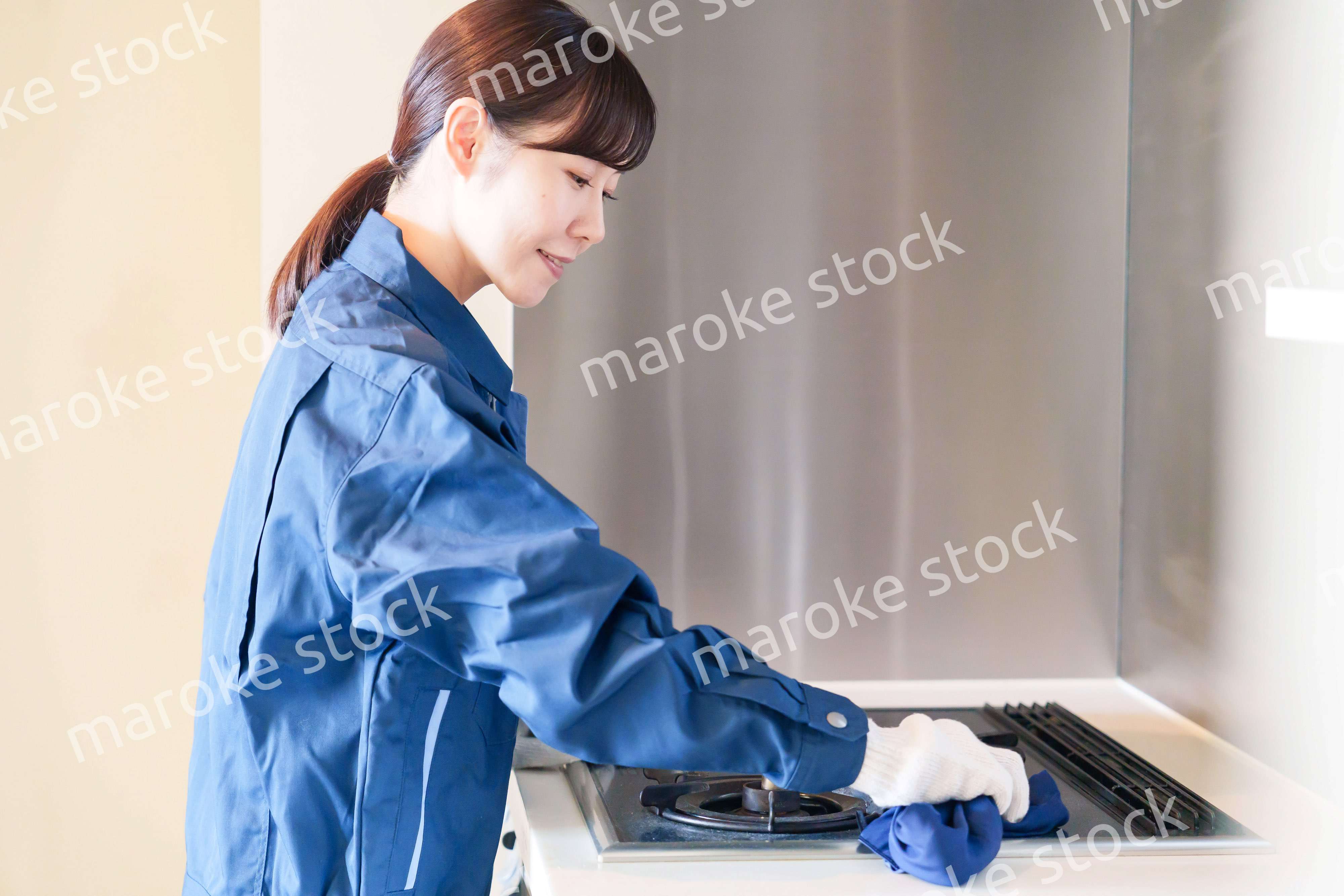 ハウスクリーニングをする女性のスタッフ