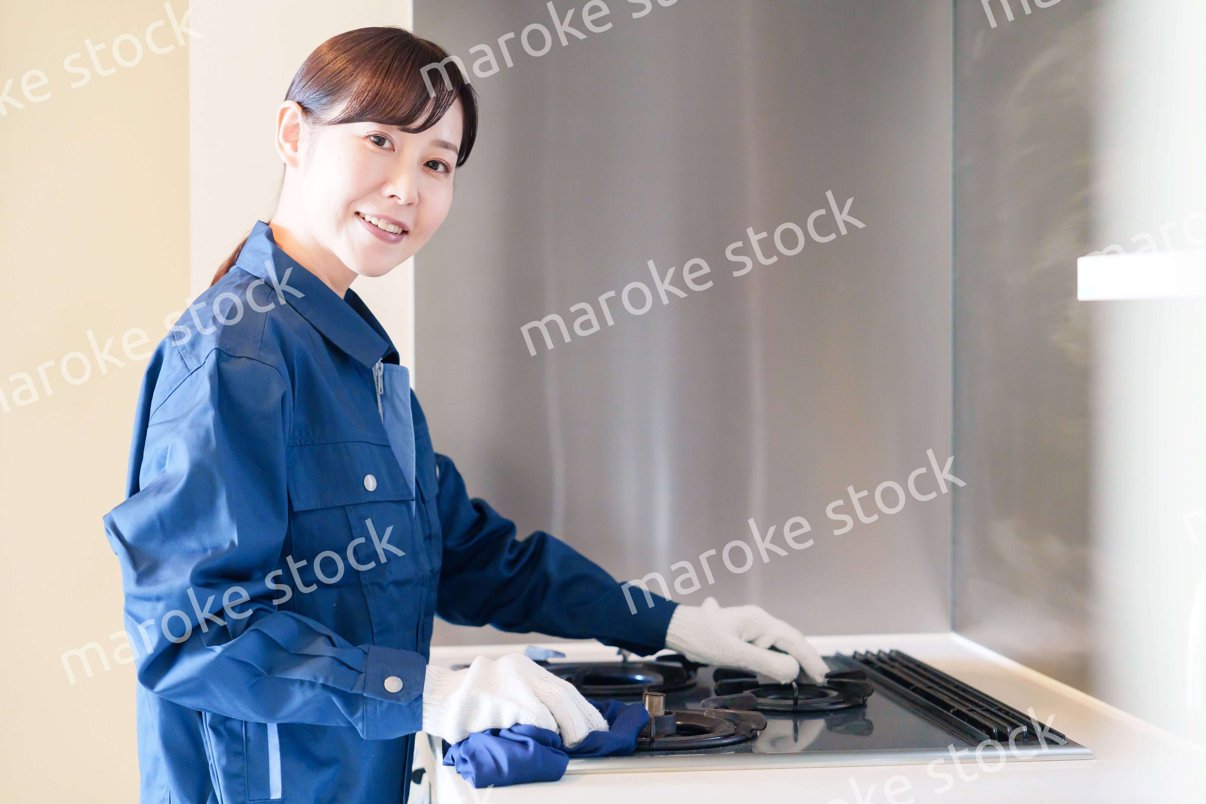 ハウスクリーニングをする女性のスタッフ