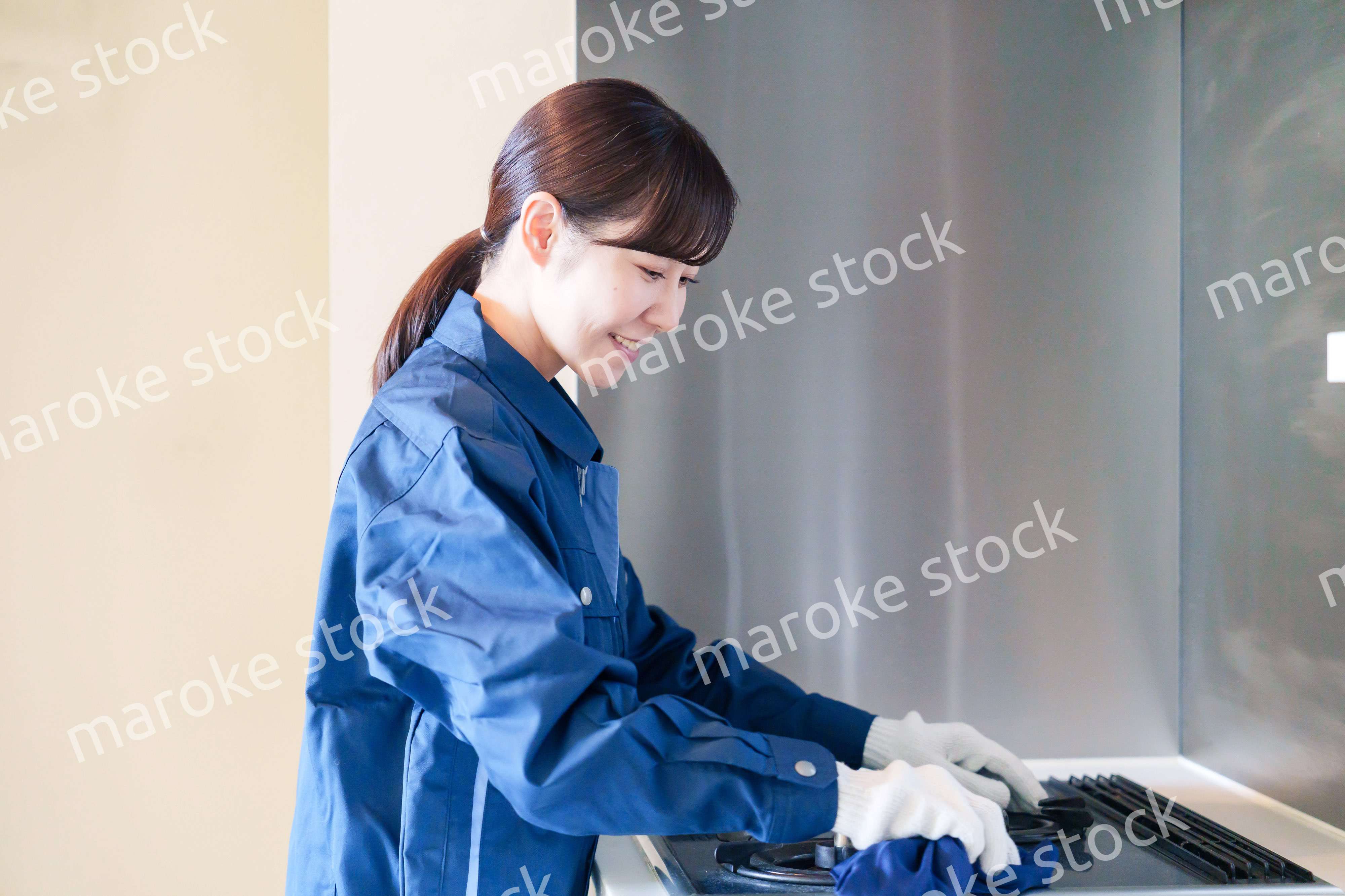 ハウスクリーニングをする女性のスタッフ