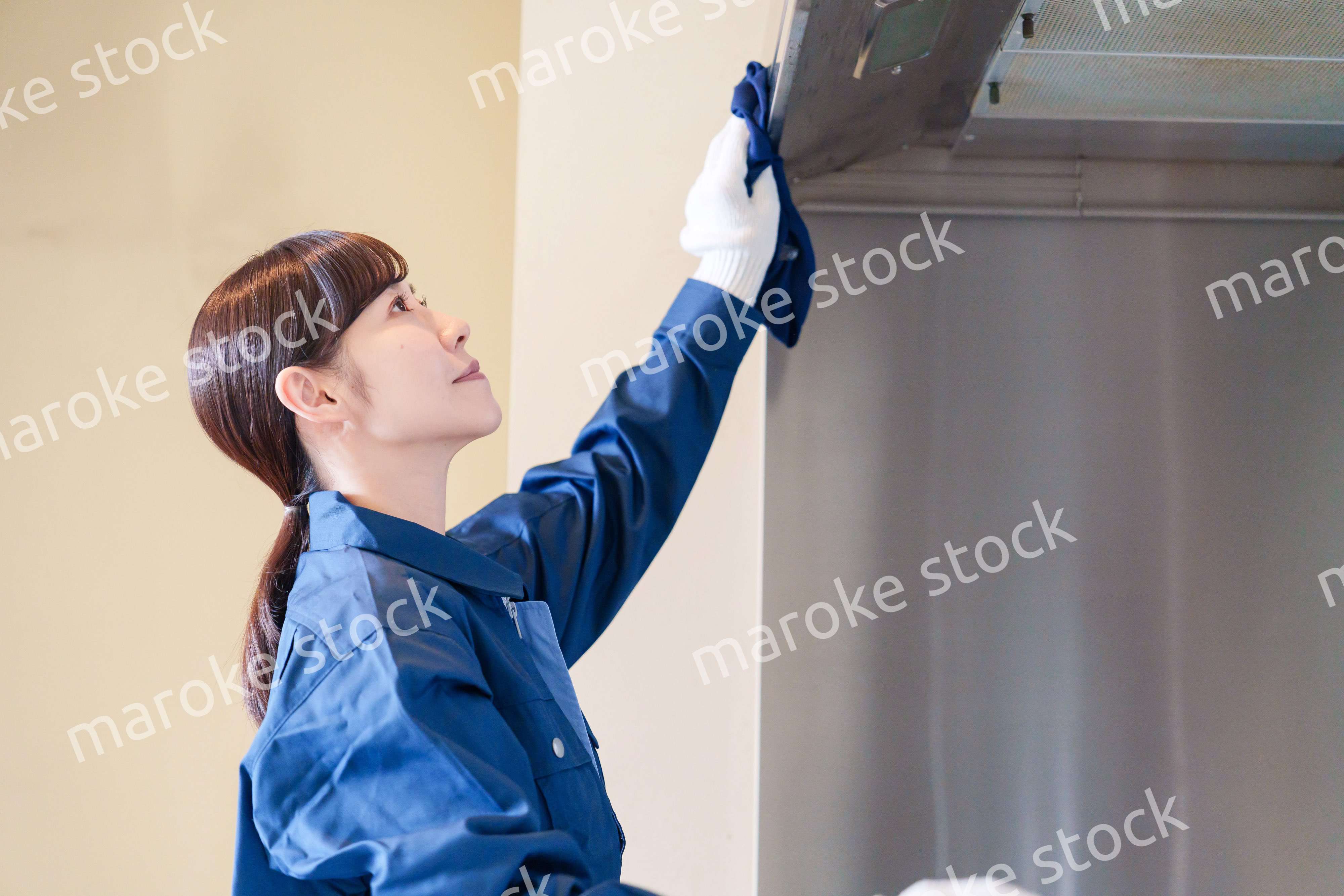 ハウスクリーニングをする女性のスタッフ