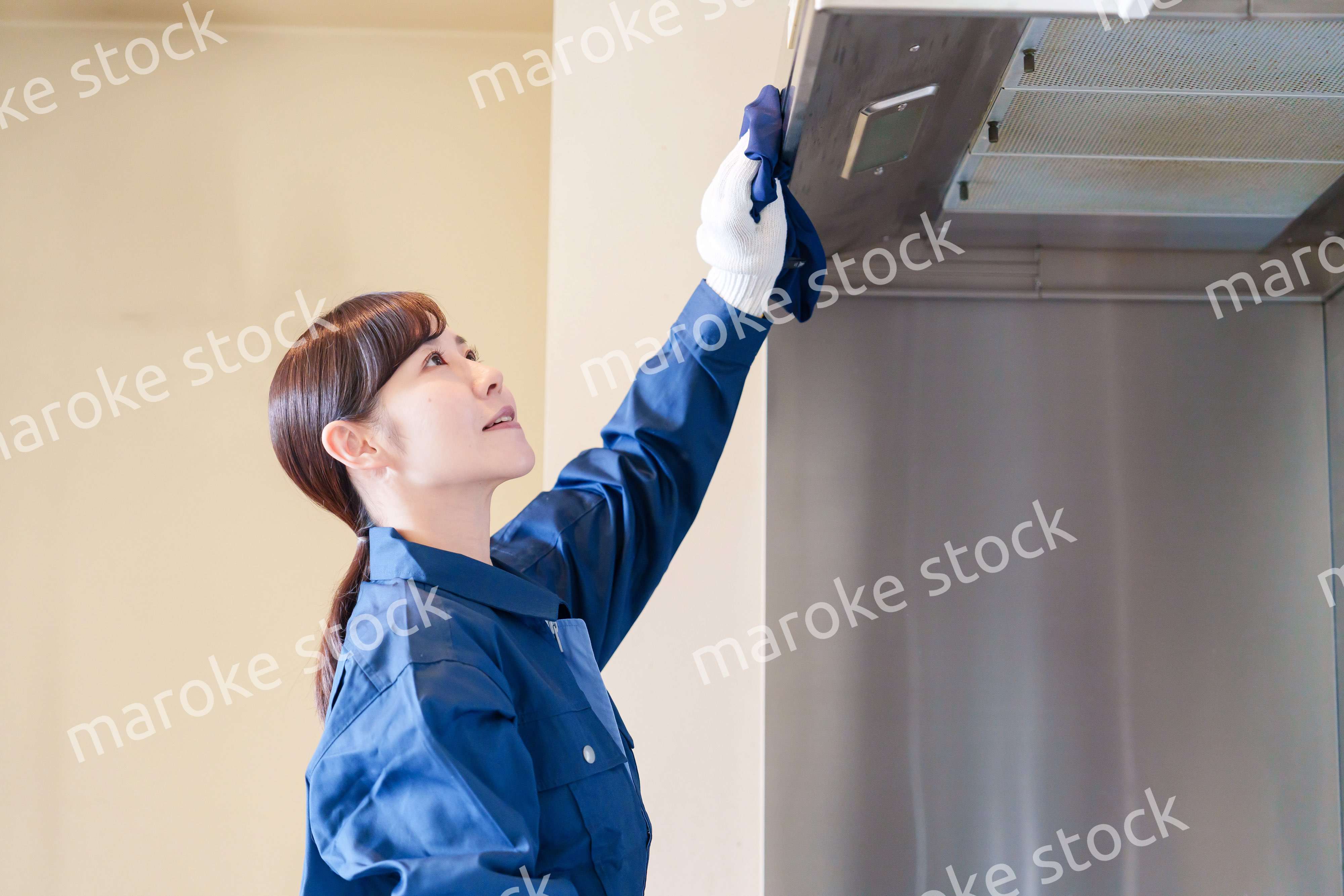 ハウスクリーニングをする女性のスタッフ