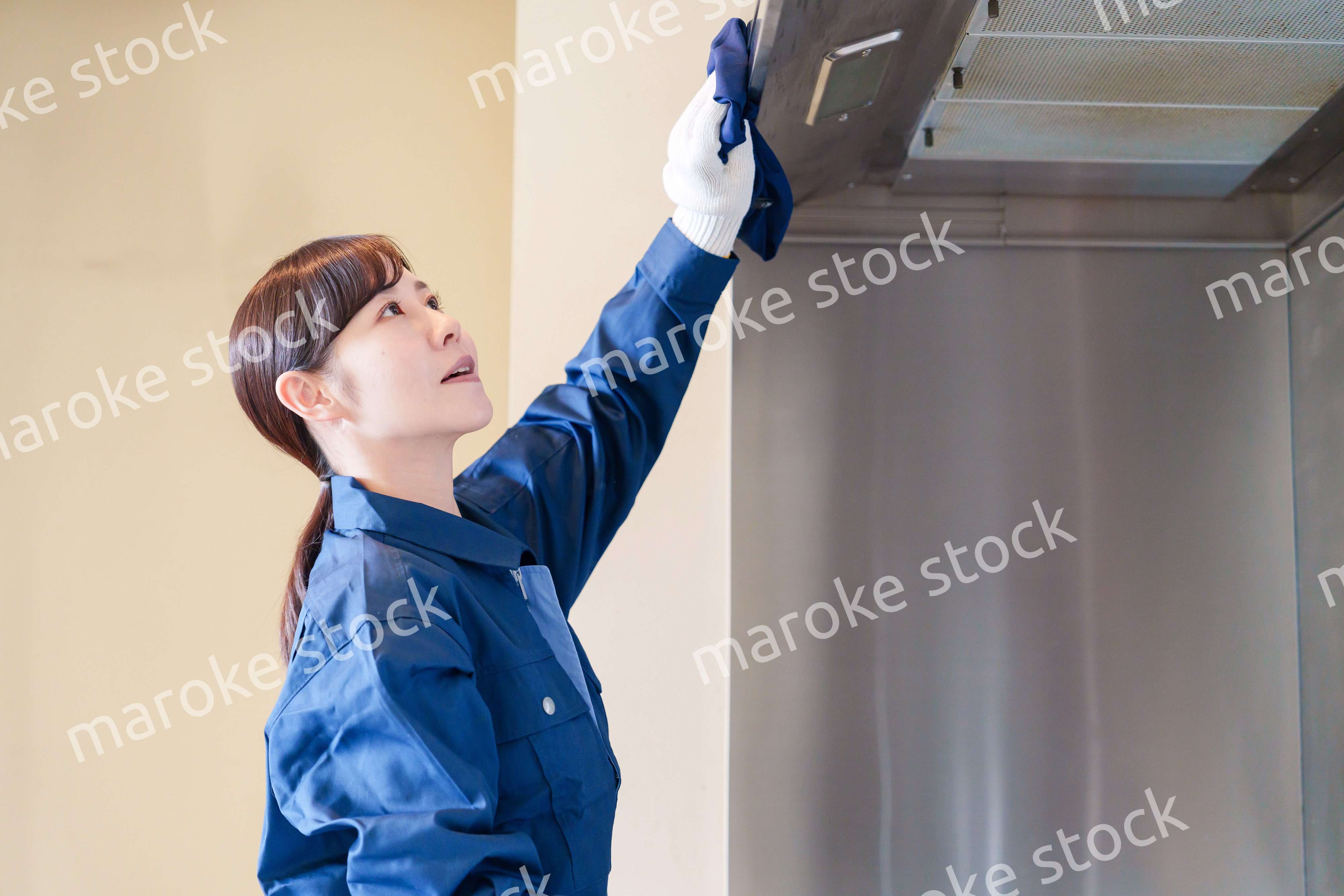 ハウスクリーニングをする女性のスタッフ